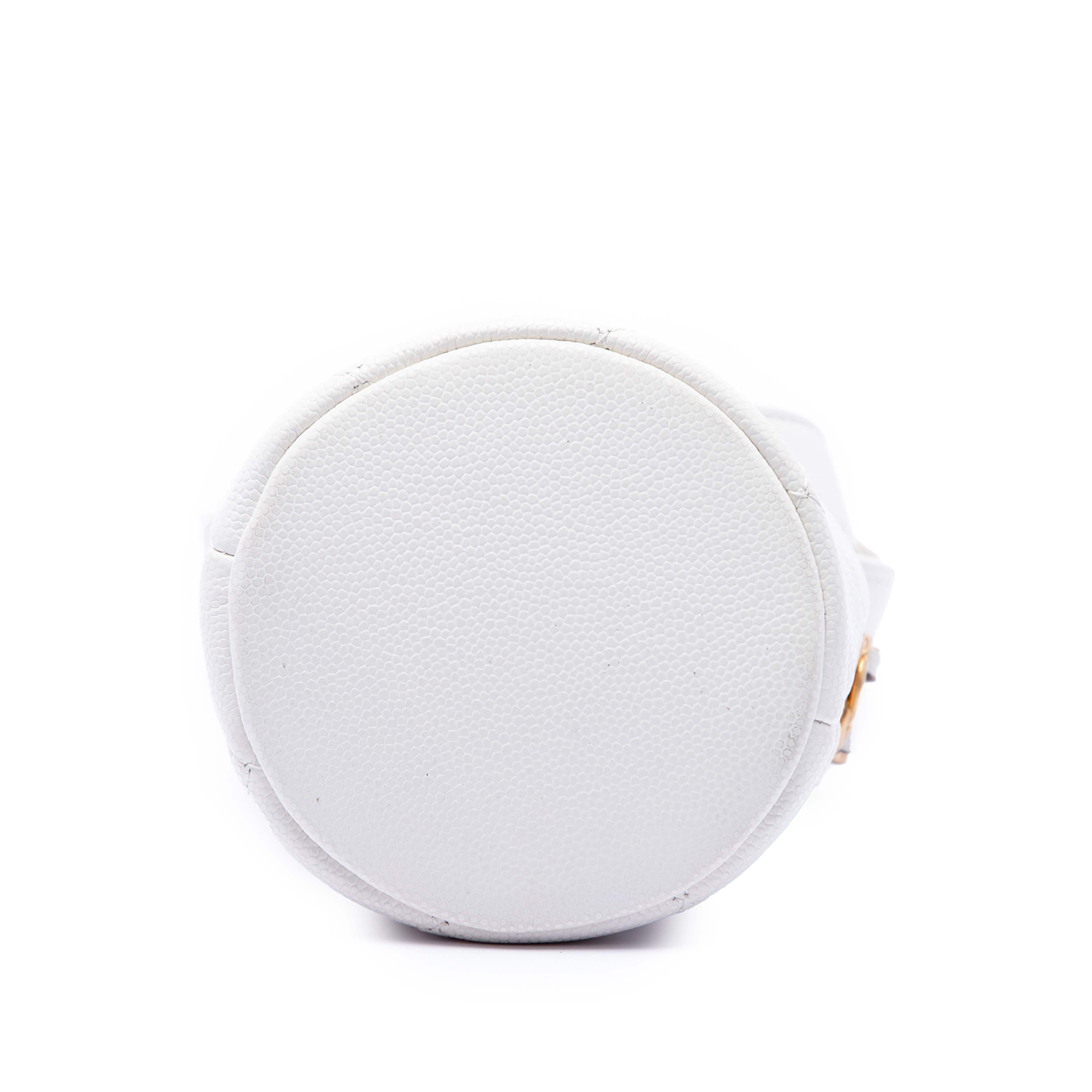 Chanel Mini Quilted Caviar Twist Your Buttons Drawstring Bucket Bag, från Luxclusif, i färgen white. Klicka för att öppna bilden i stort format