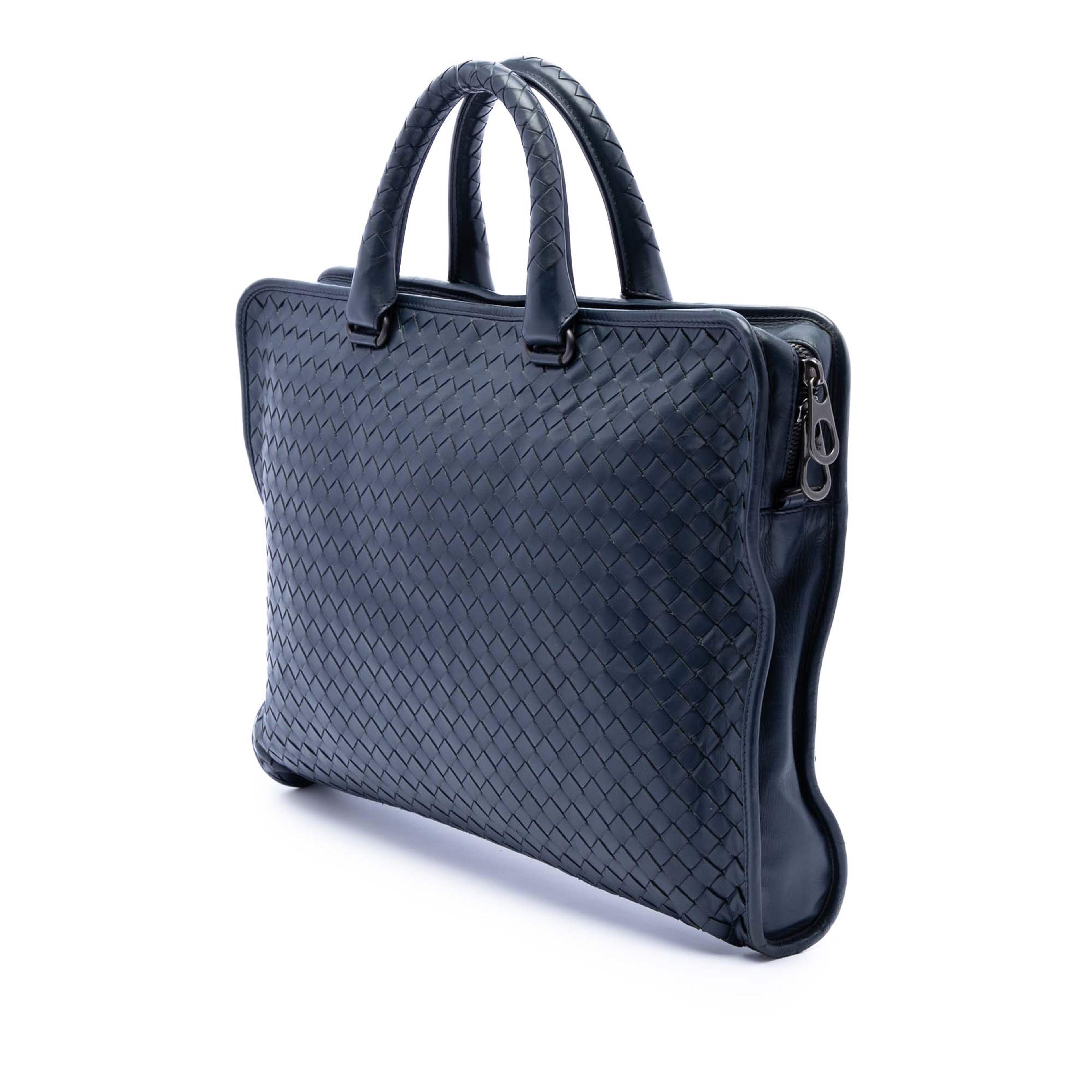 Bottega Veneta Nappa Intrecciato Business Bag, från Luxclusif, i färgen navy. Klicka för att öppna bilden i stort format