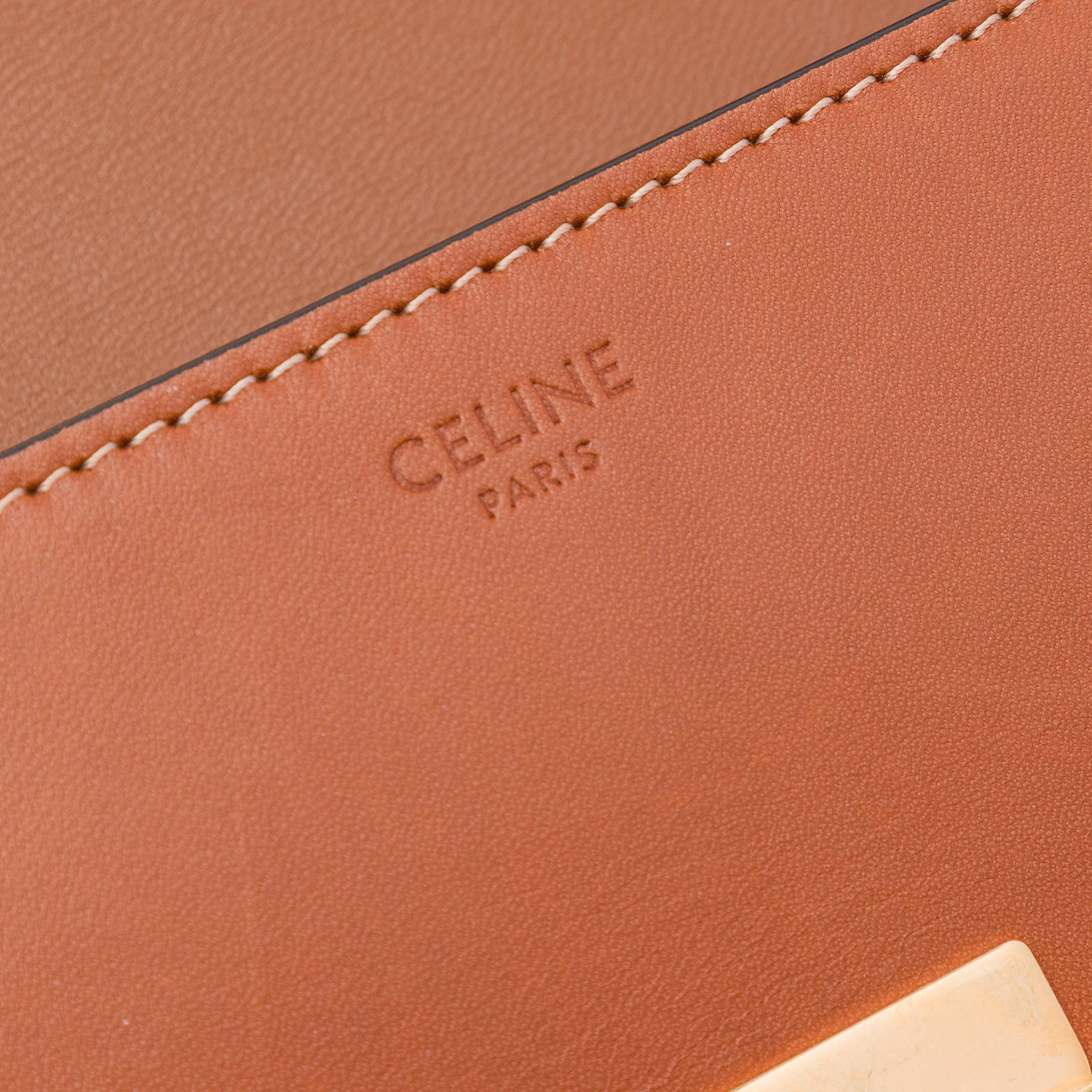 Celine Shiny Calfskin Claude Shoulder Bag, från Luxclusif, i färgen brun. Klicka för att öppna bilden i stort format