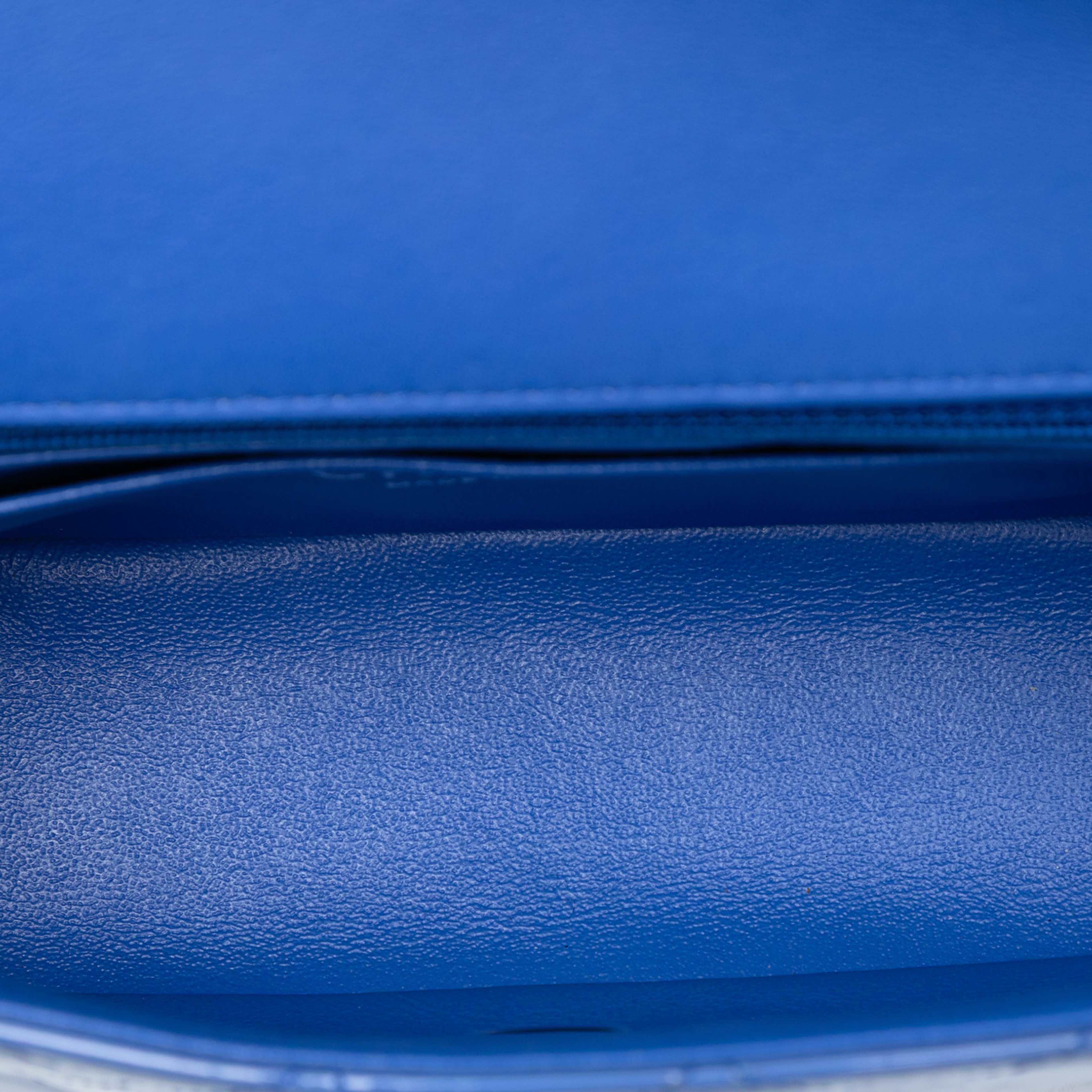 Chanel Mini Rectangular Classic Patent Single Flap, från Luxclusif, i färgen blue. Klicka för att öppna bilden i stort format