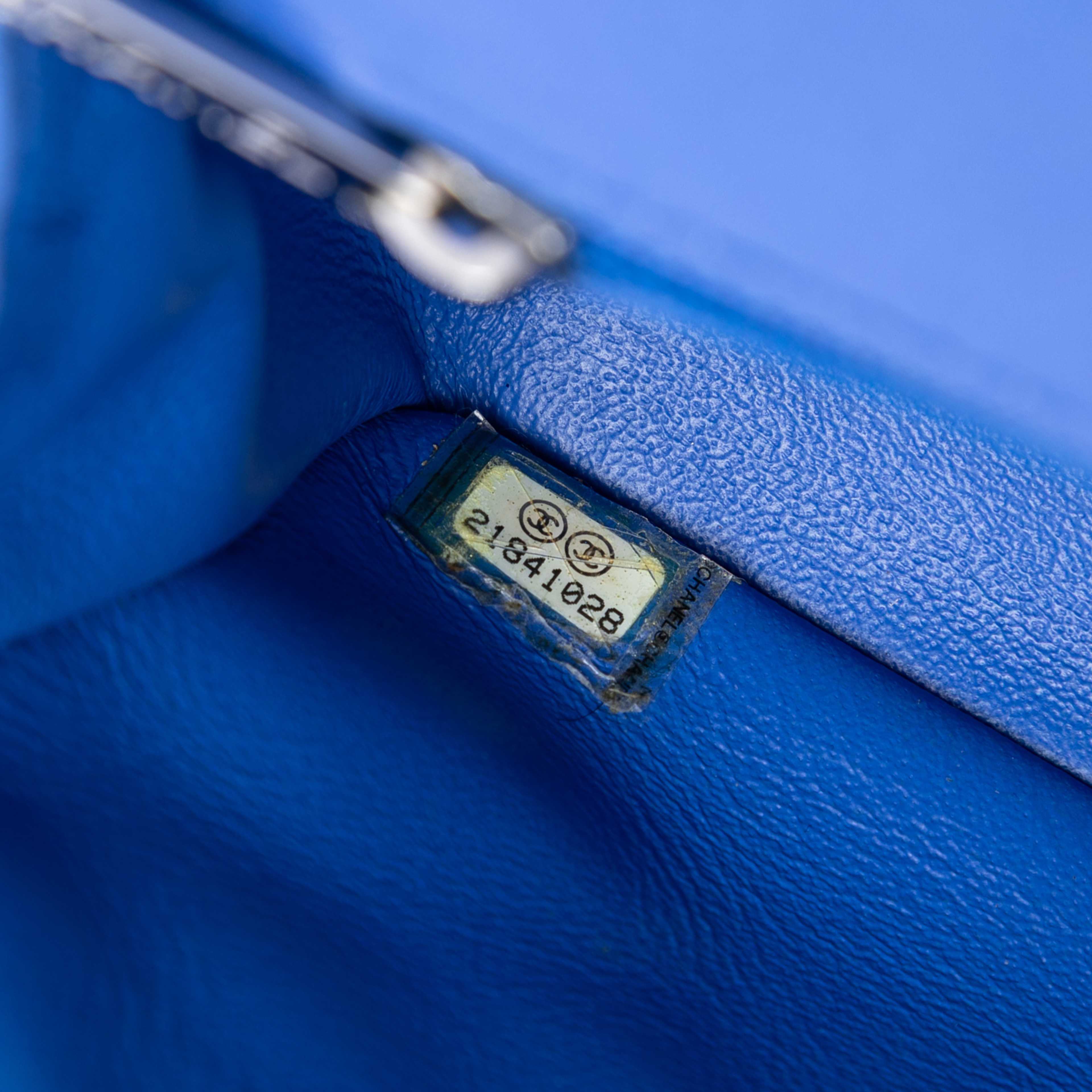 Chanel Mini Rectangular Classic Patent Single Flap, från Luxclusif, i färgen blue. Klicka för att öppna bilden i stort format