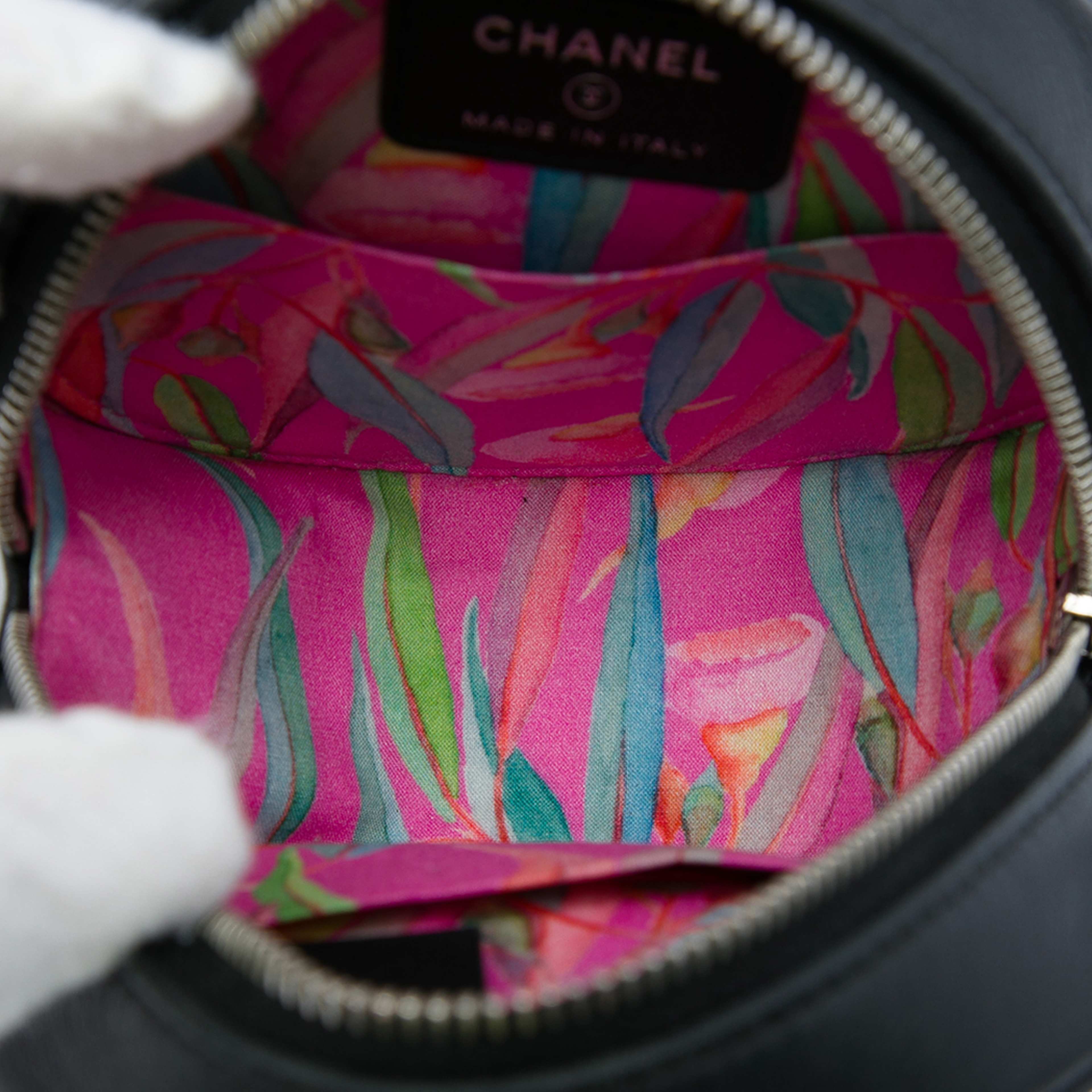 Chanel Quilted Lambskin Ultimate Stitch Round Clutch With Chain, från Luxclusif, i färgen svart. Klicka för att öppna bilden i stort format