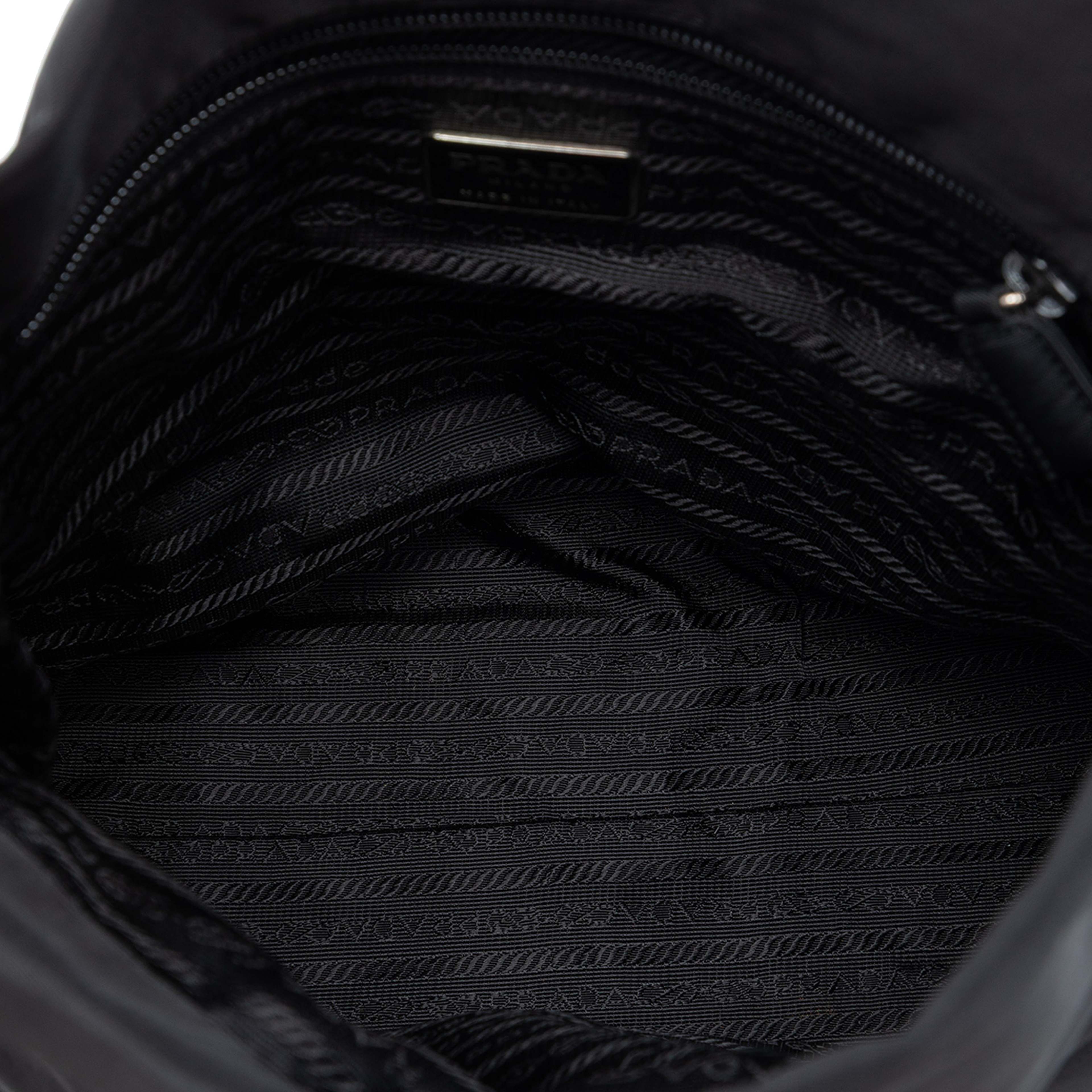 Prada Tessuto Tote, från Luxclusif, i färgen black. Klicka för att öppna bilden i stort format
