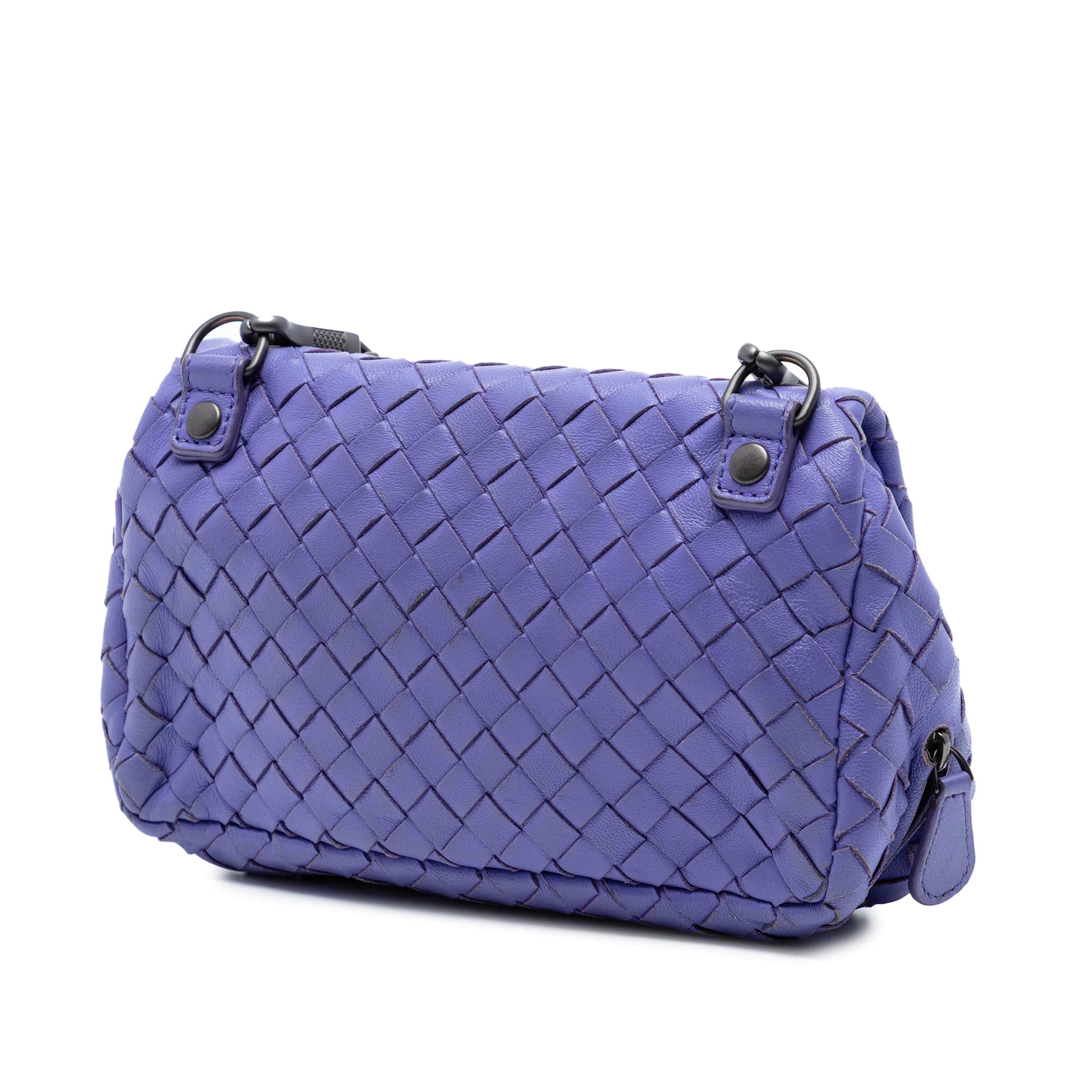 Bottega Veneta Mini Nappa Intrecciato Expandable Chain Flap Crossbody, från Luxclusif, i färgen purple. Klicka för att öppna bilden i stort format