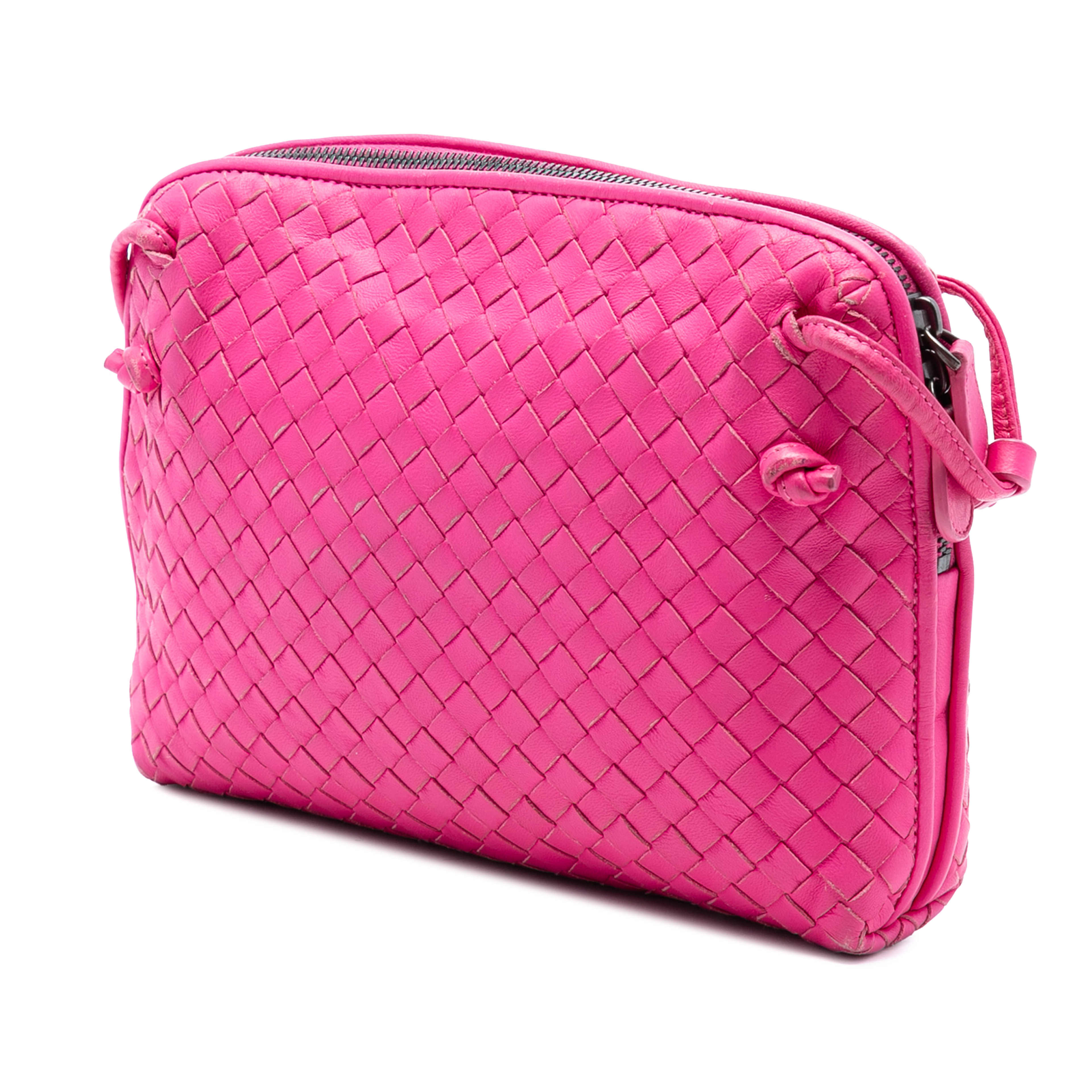 Bottega Veneta Nappa Intrecciato Nodini Crossbody, från Luxclusif, i färgen hot pink. Klicka för att öppna bilden i stort format