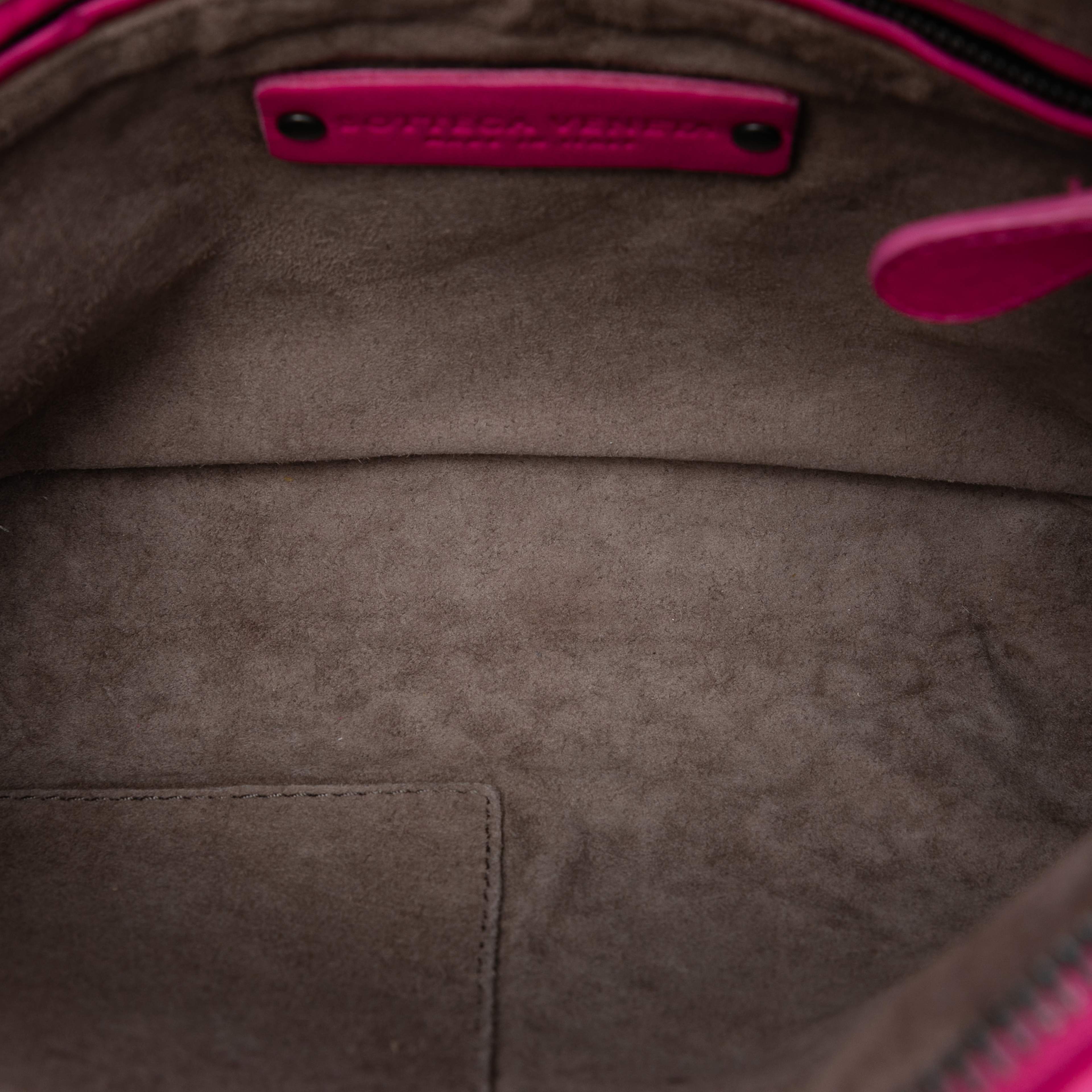 Bottega Veneta Nappa Intrecciato Nodini Crossbody, från Luxclusif, i färgen hot pink. Klicka för att öppna bilden i stort format