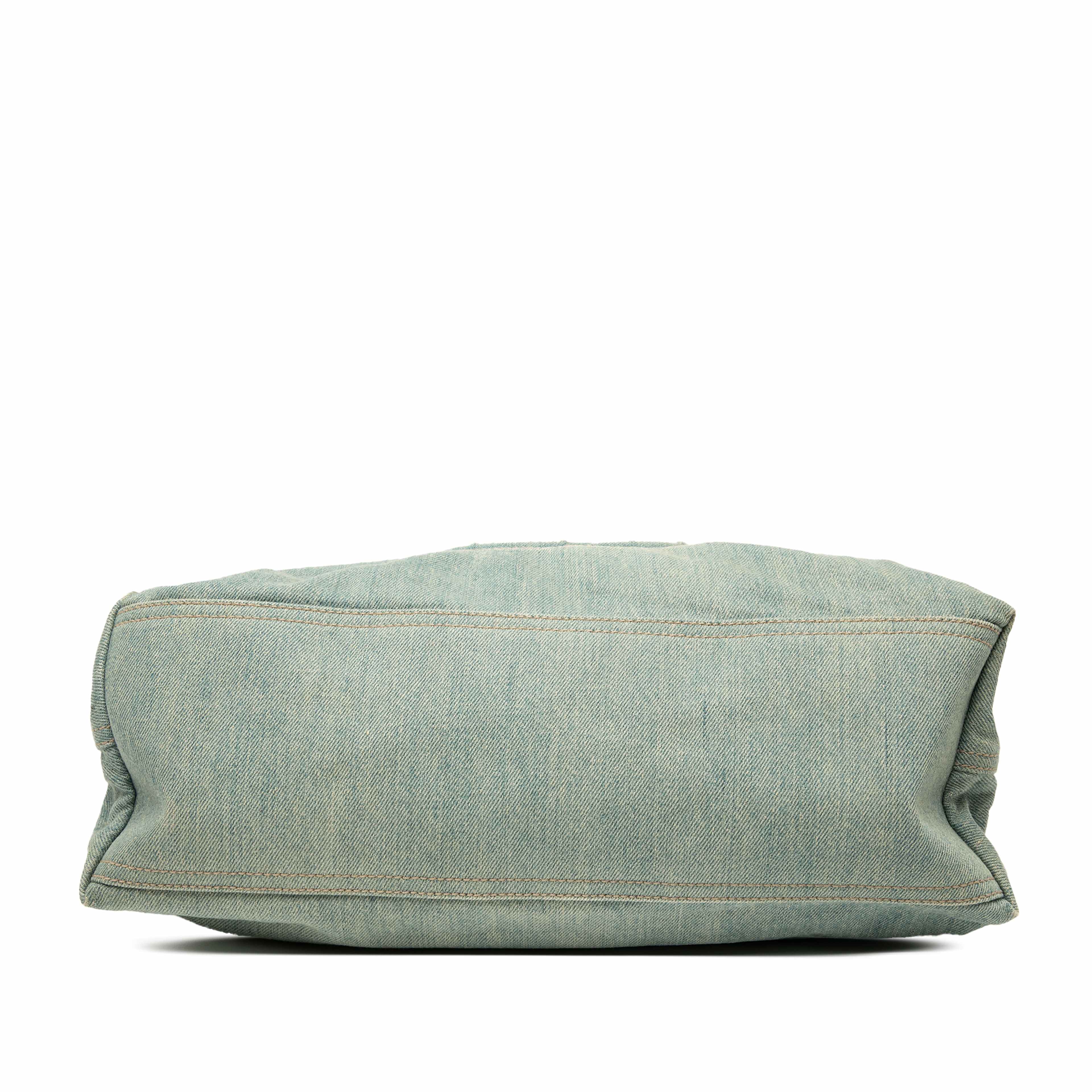 Gucci Medium Denim Soho Chain Tote, från Luxclusif, i färgen denim. Klicka för att öppna bilden i stort format