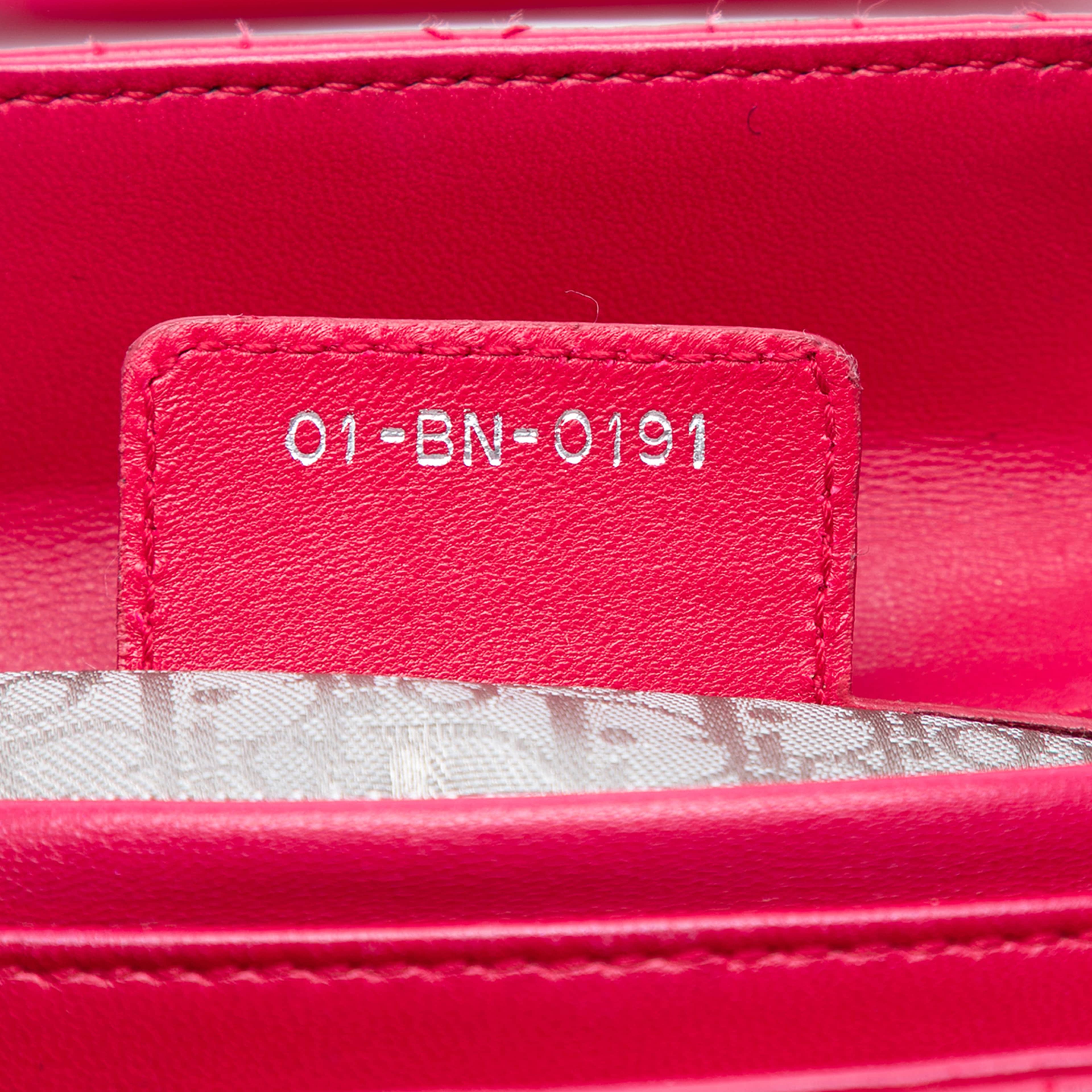 Dior Medium Lambskin Cannage Lady Dior, från Luxclusif, i färgen red. Klicka för att öppna bilden i stort format