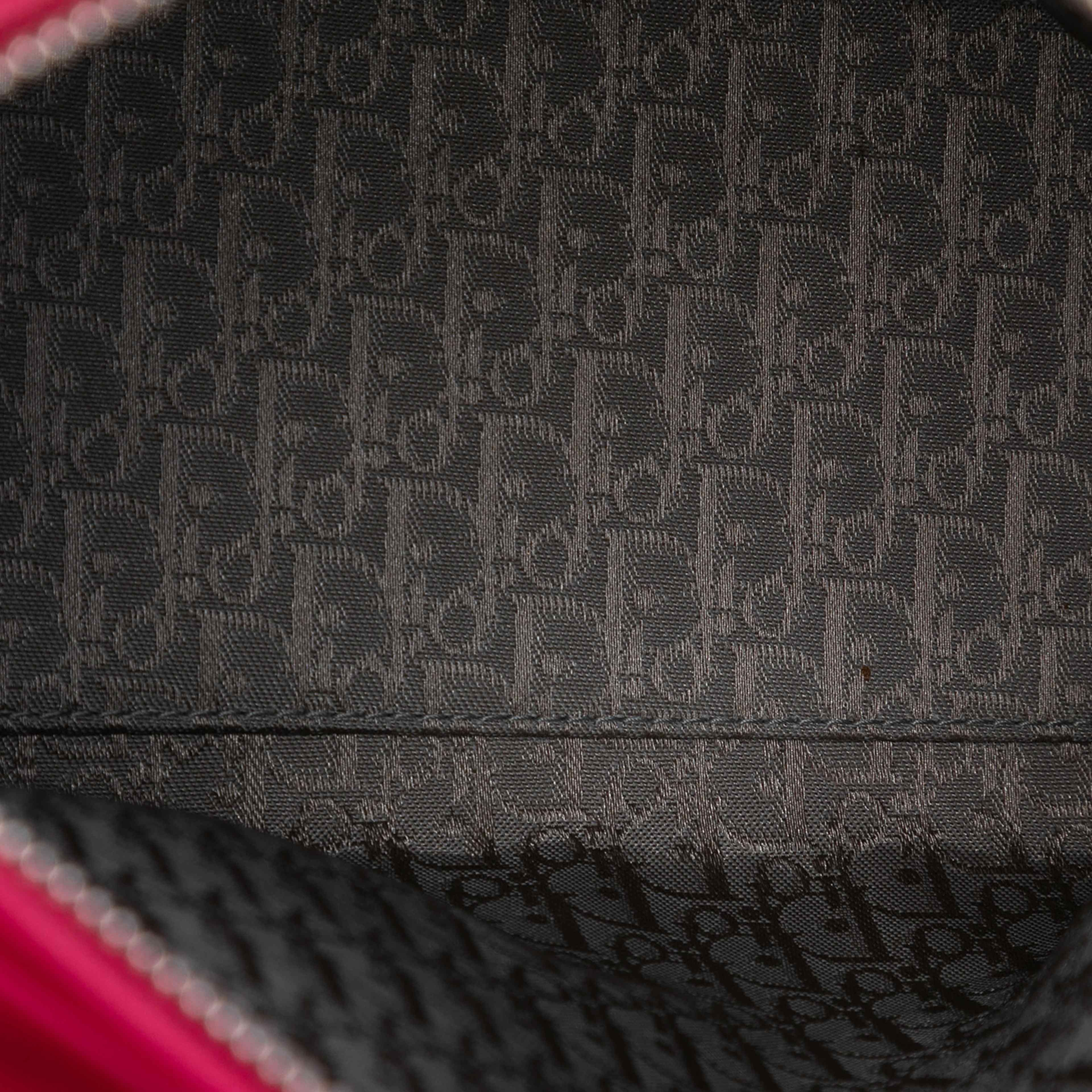 Dior Medium Lambskin Cannage Lady Dior, från Luxclusif, i färgen red. Klicka för att öppna bilden i stort format