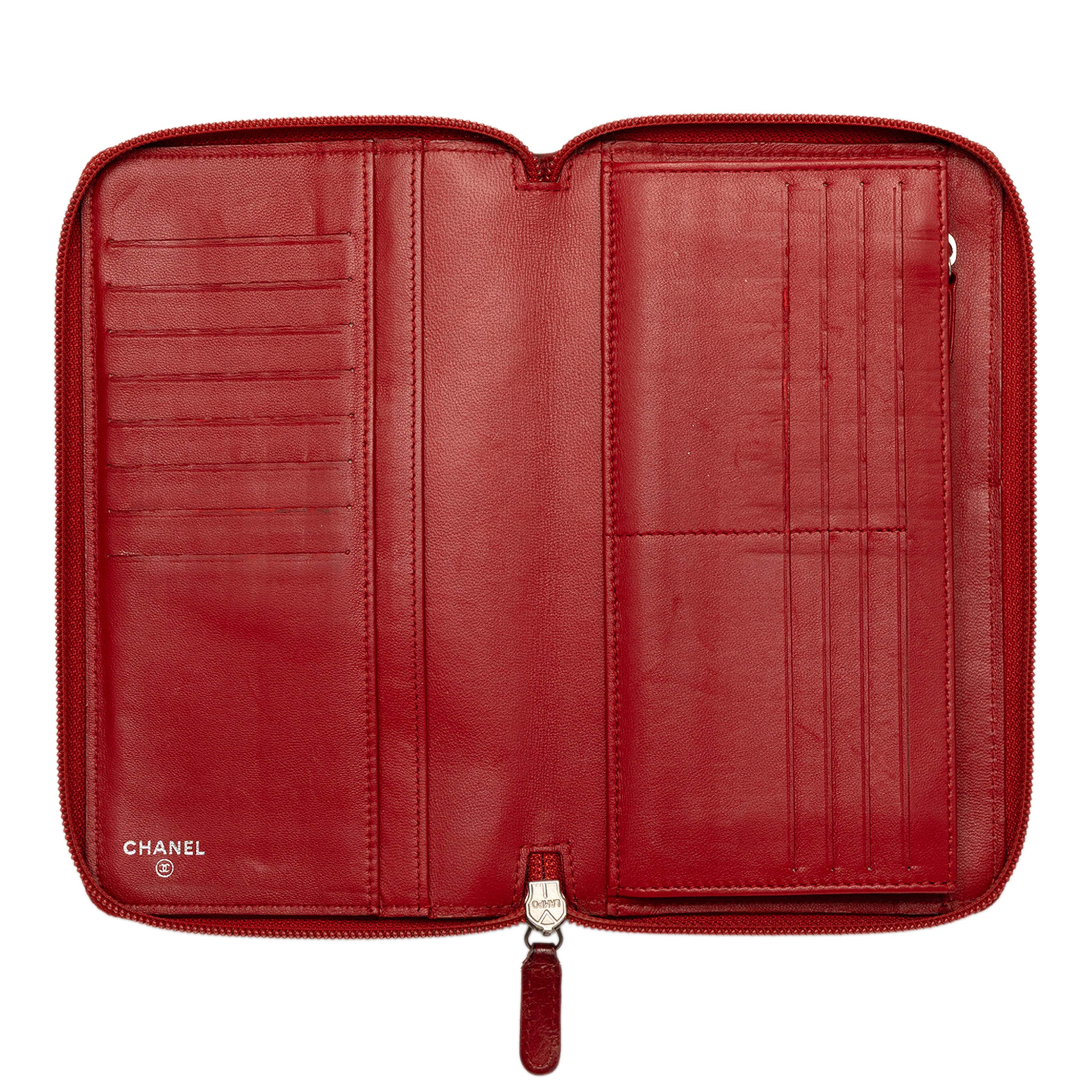 Chanel Embossed Lambskin Camellia Zip Around Long Wallet, från Luxclusif, i färgen dark red. Klicka för att öppna bilden i stort format