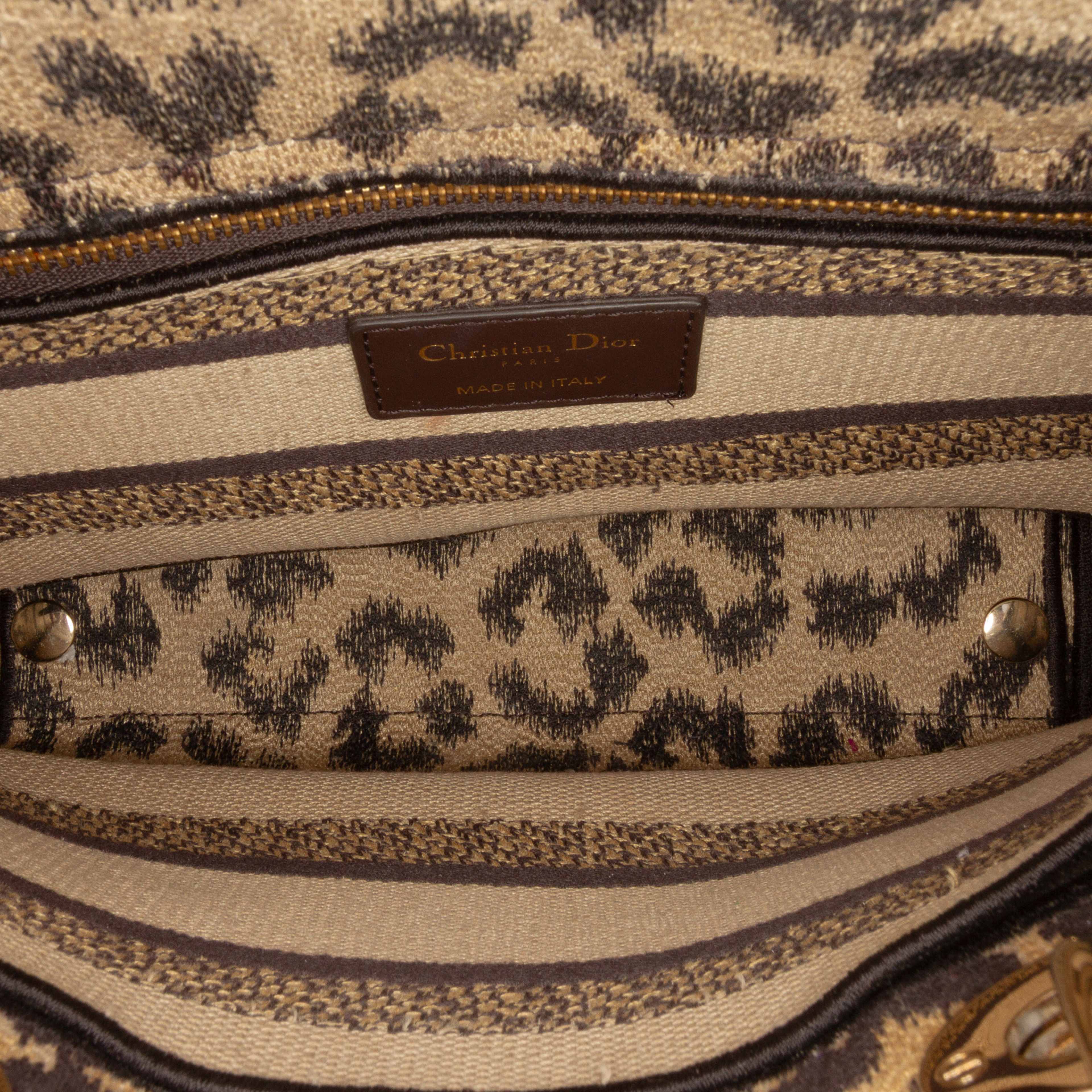 Dior Mizza Medium Leopard Embroidered Canvas Lady D Lite, från Luxclusif, i färgen beige. Klicka för att öppna bilden i stort format