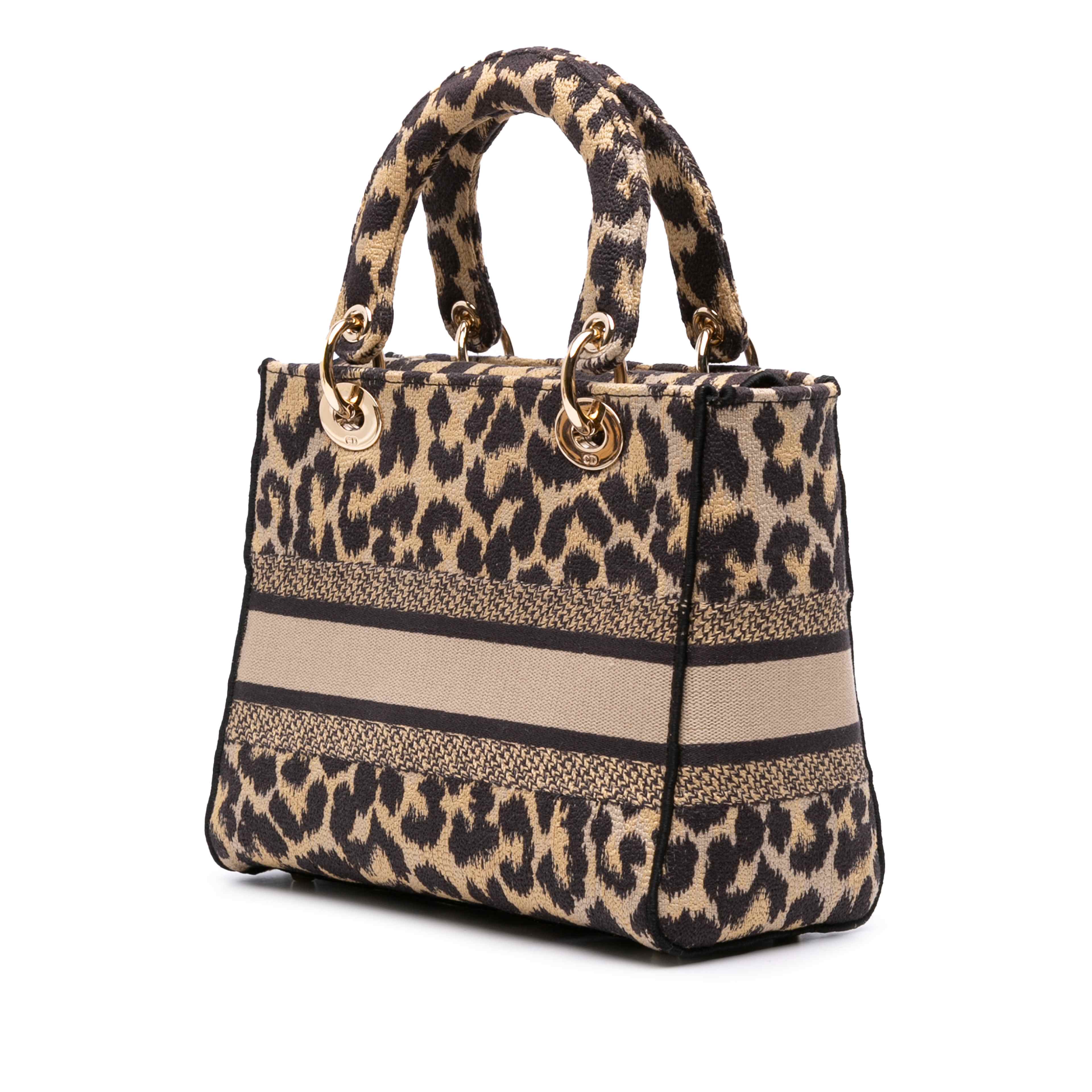 Dior Mizza Medium Leopard Embroidered Canvas Lady D Lite, från Luxclusif, i färgen beige. Klicka för att öppna bilden i stort format