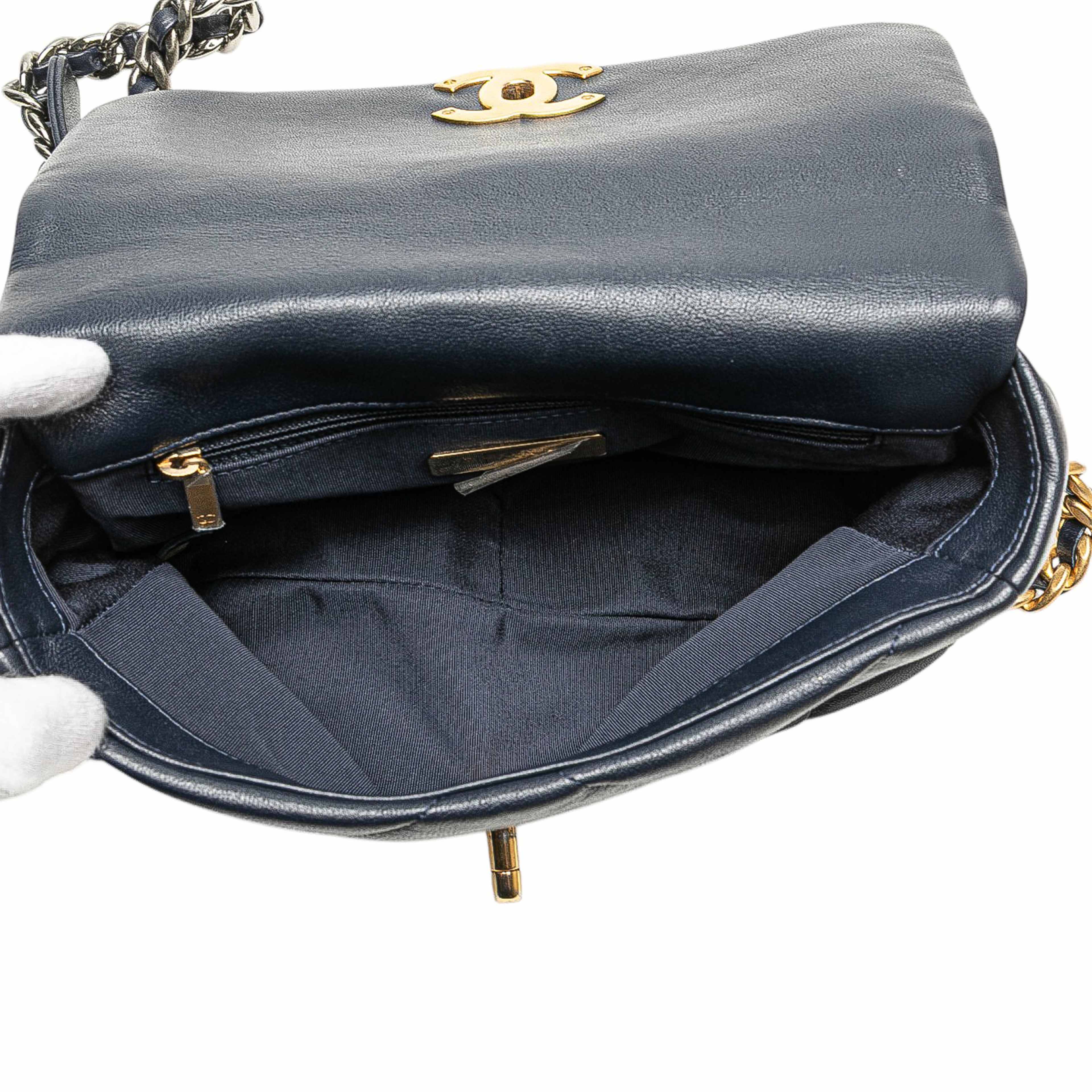 Chanel Medium Lambskin 19 Flap, från Luxclusif, i färgen dark blue.