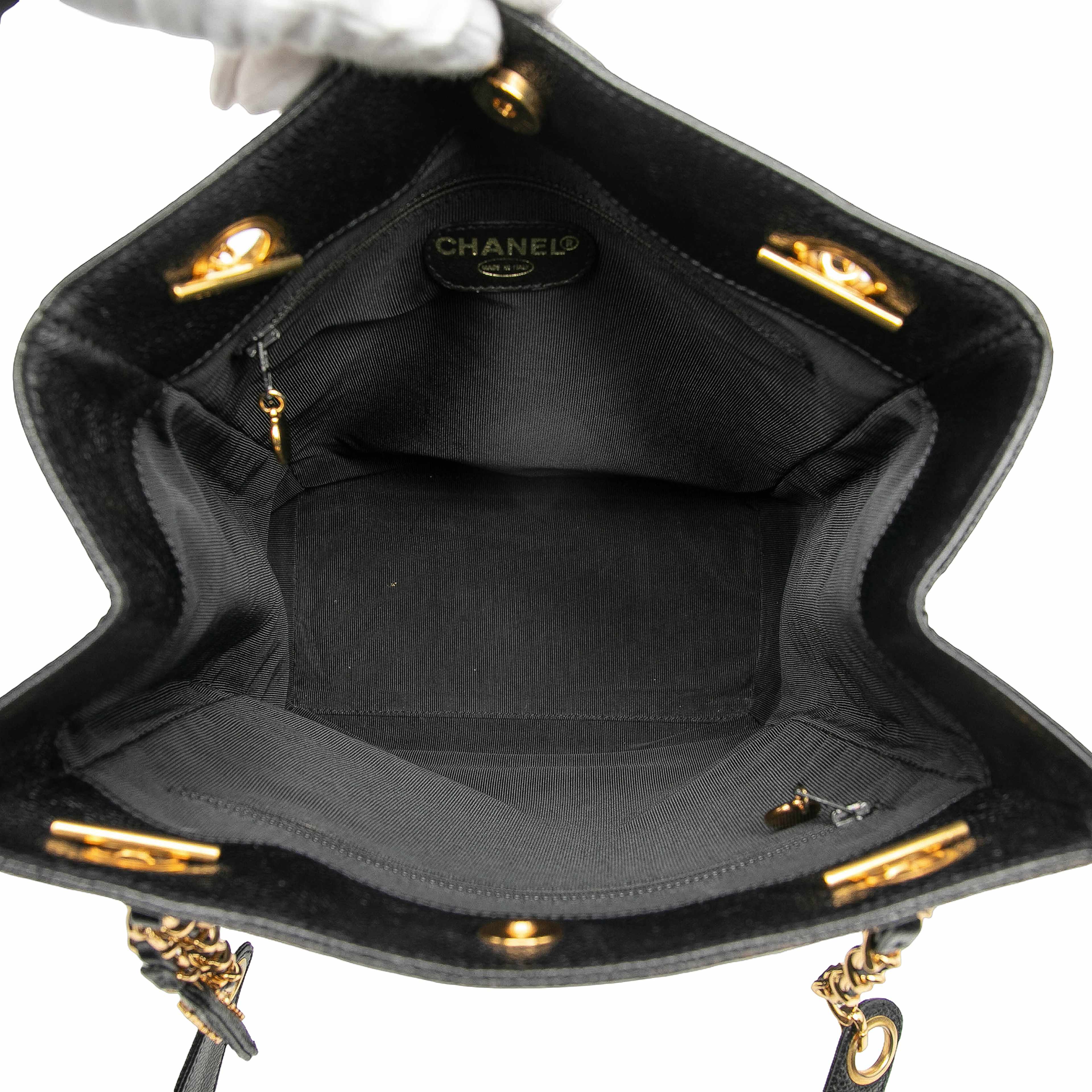 Chanel Triple Cc Caviar Tote, från Luxclusif, i färgen black. Klicka för att öppna bilden i stort format