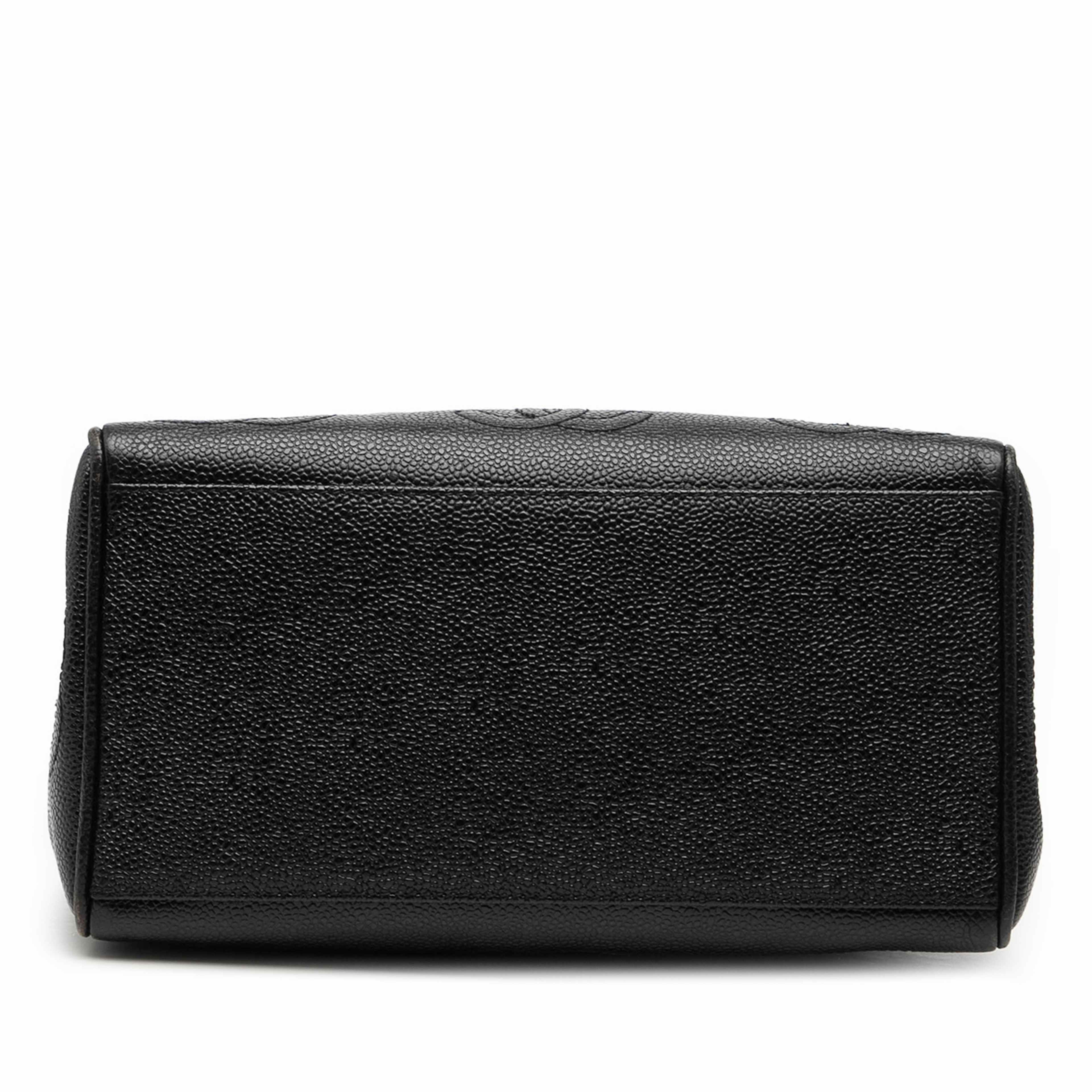 Chanel Triple Cc Caviar Tote, från Luxclusif, i färgen black. Klicka för att öppna bilden i stort format