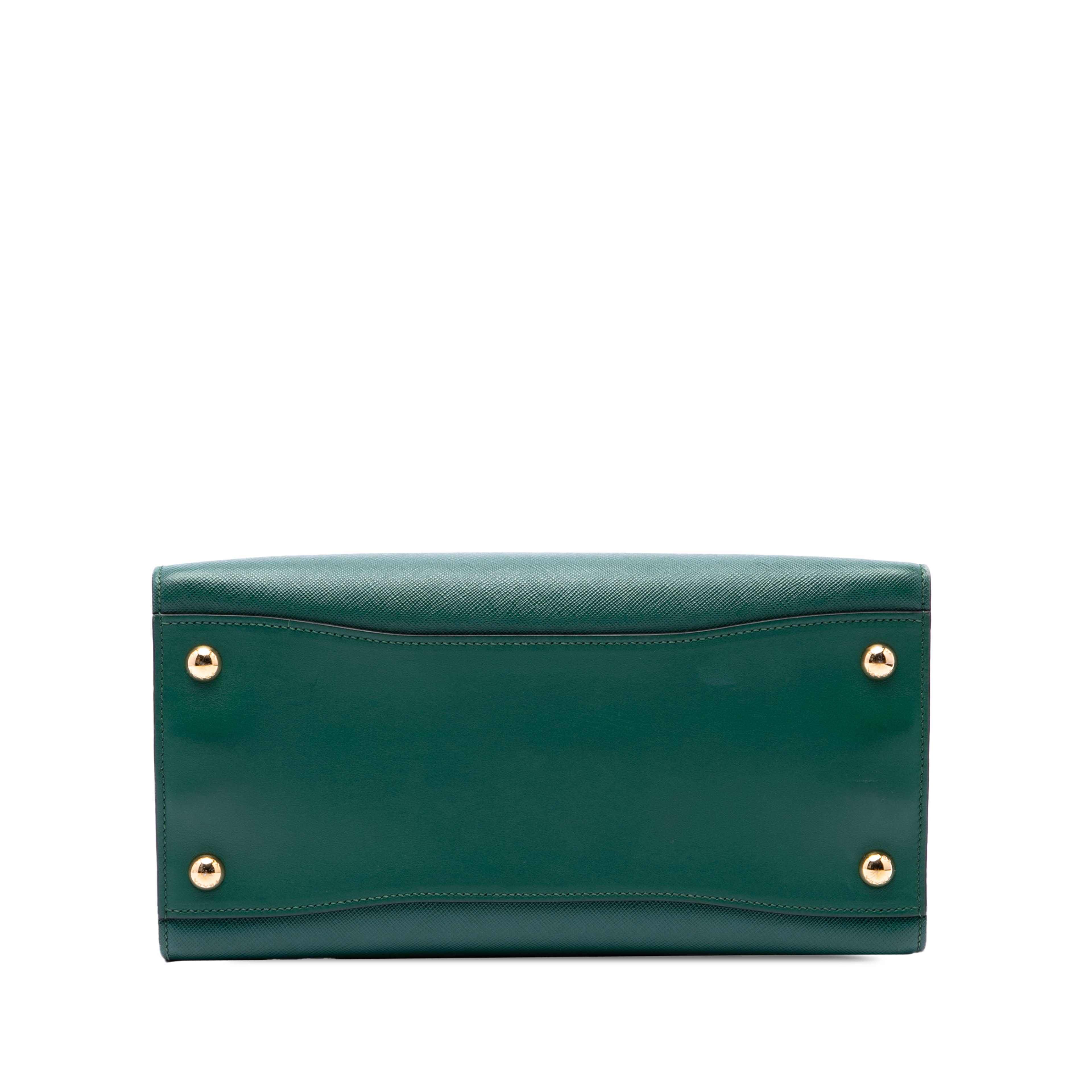 Prada Saffiano Bibliotheque Satchel, från Luxclusif, i färgen grön. Klicka för att öppna bilden i stort format