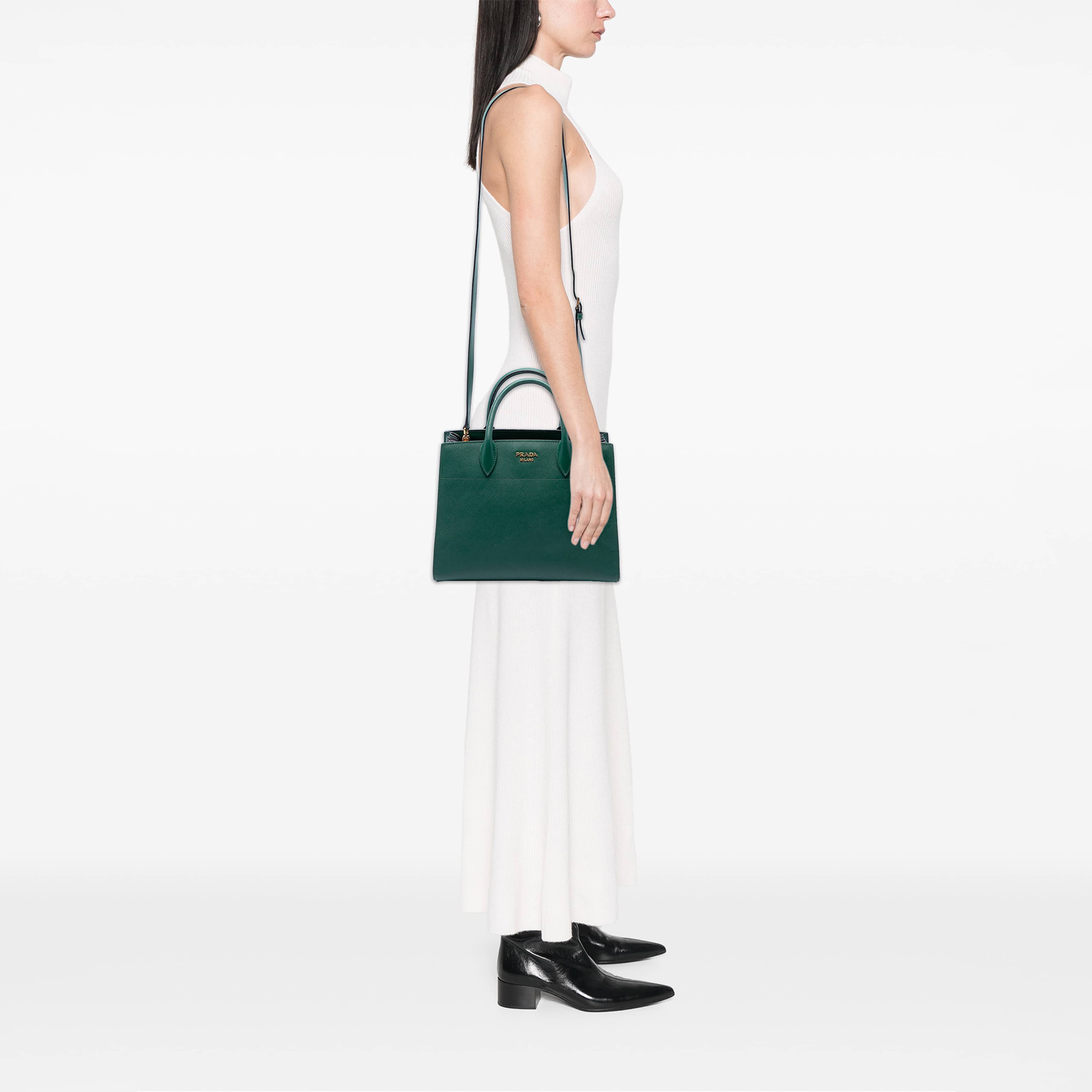 Prada Saffiano Bibliotheque Satchel, från Luxclusif, i färgen grön. Klicka för att öppna bilden i stort format