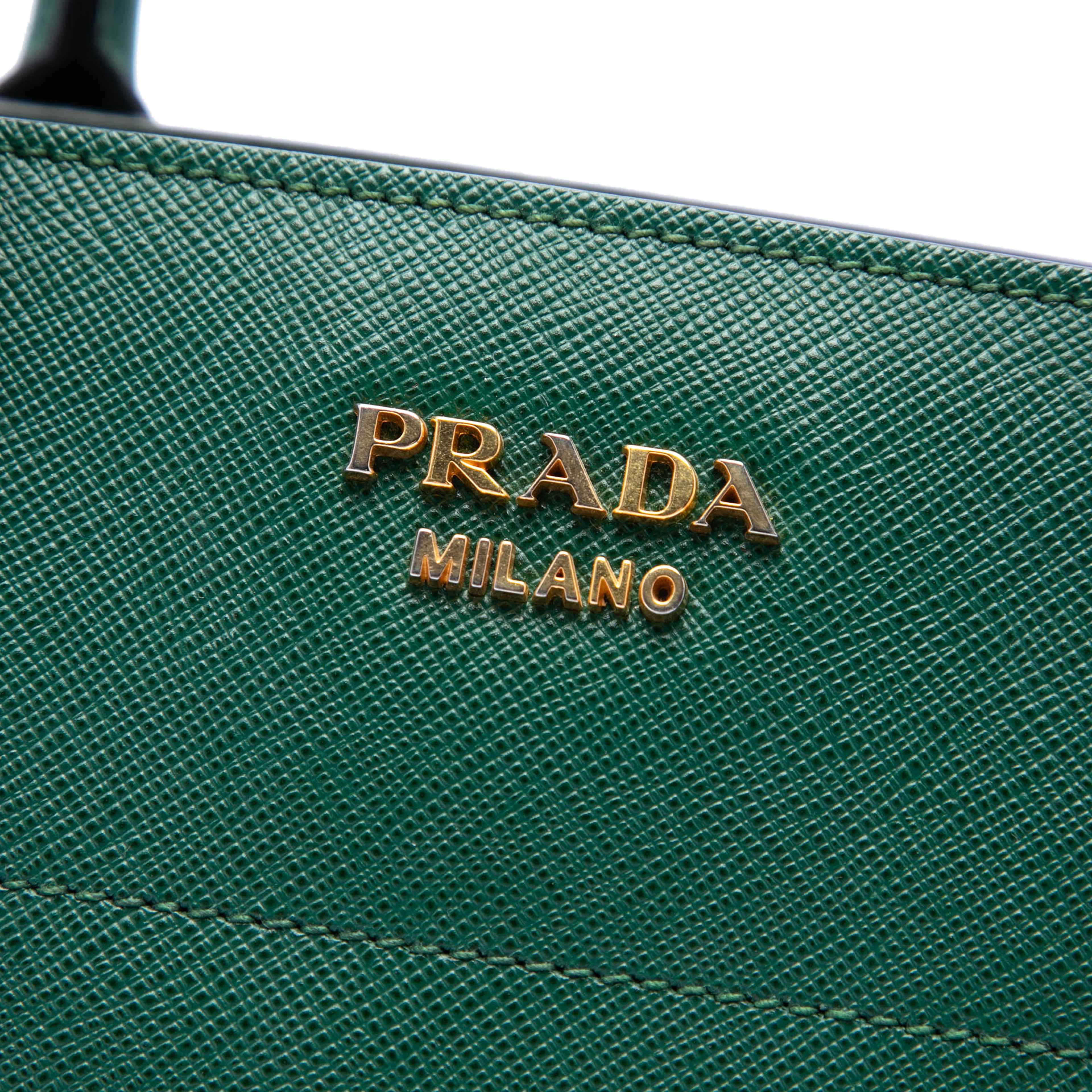 Prada Saffiano Bibliotheque Satchel, från Luxclusif, i färgen grön. Klicka för att öppna bilden i stort format