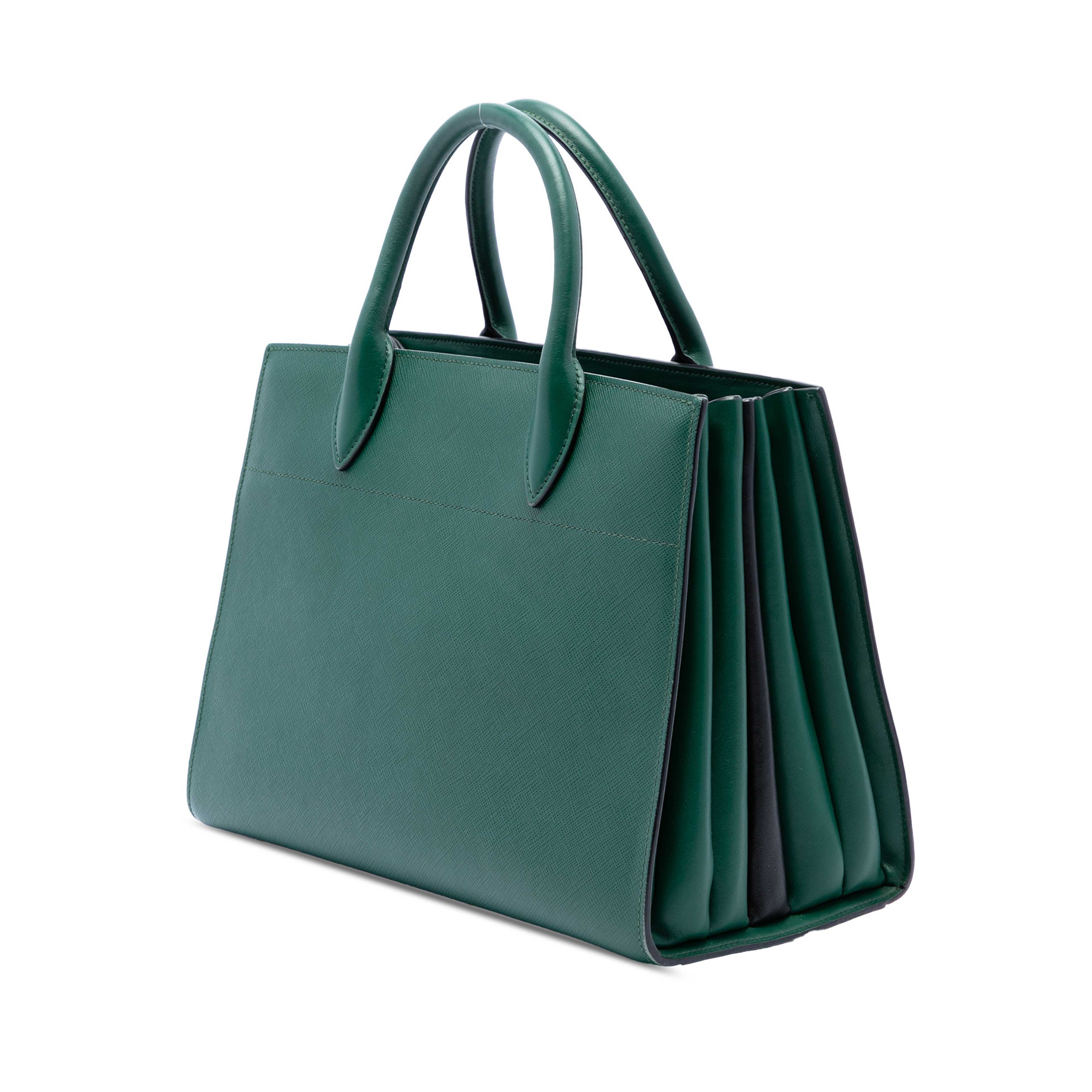 Prada Saffiano Bibliotheque Satchel, från Luxclusif, i färgen grön. Klicka för att öppna bilden i stort format