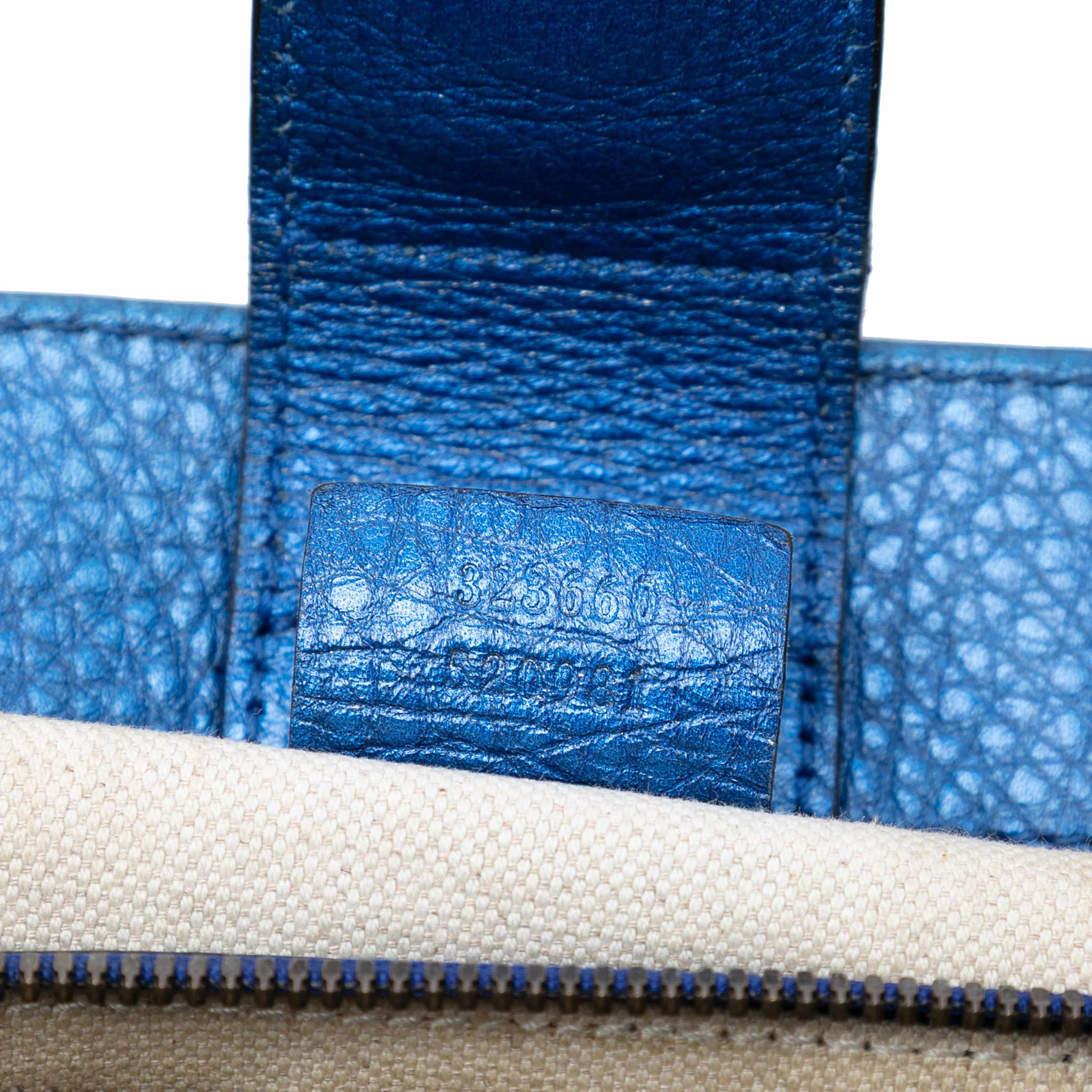 Gucci Medium Metallic Calfskin Bamboo Shopper Satchel, från Luxclusif, i färgen blue. Klicka för att öppna bilden i stort format