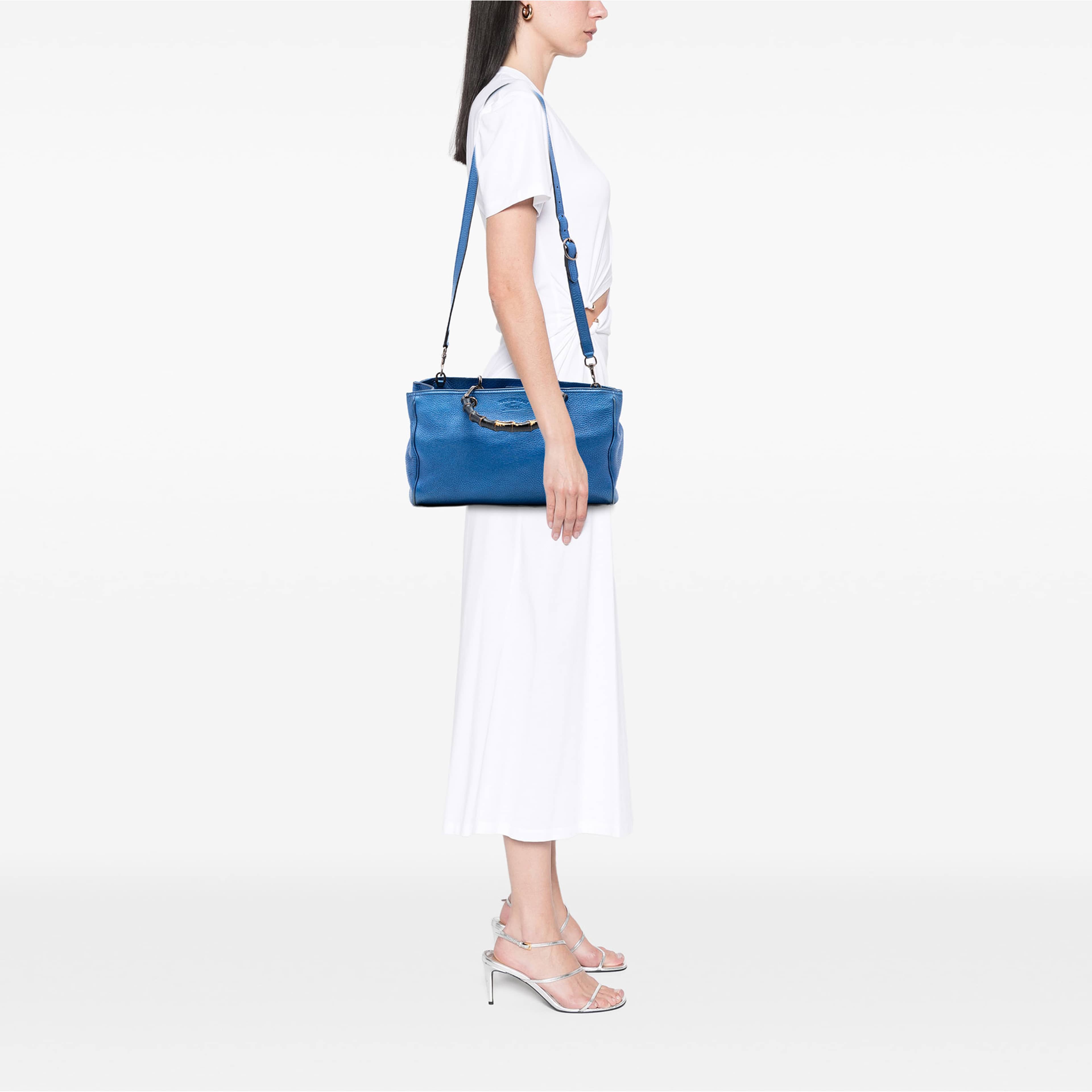 Gucci Medium Metallic Calfskin Bamboo Shopper Satchel, från Luxclusif, i färgen blå. Klicka för att öppna bilden i stort format