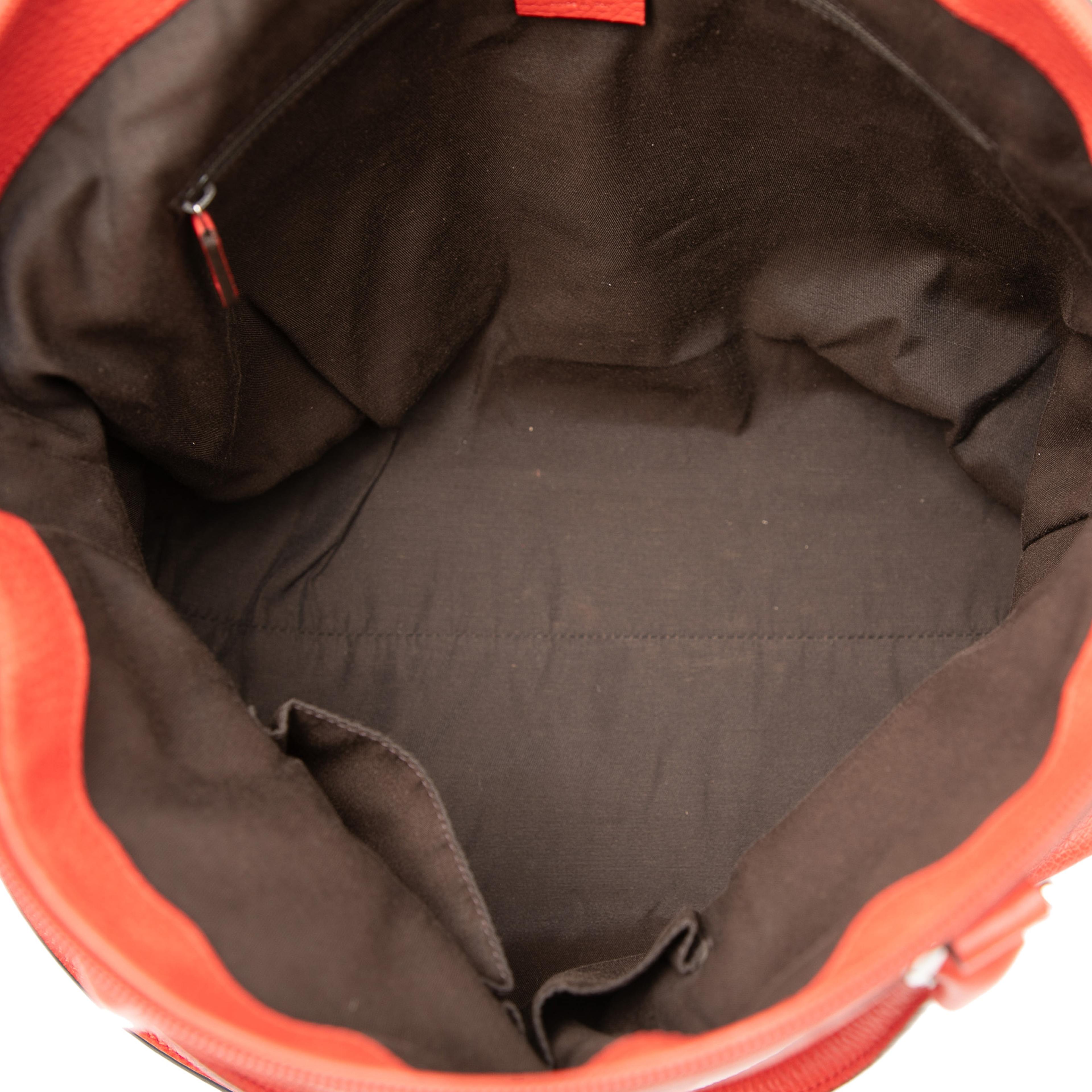 Gucci Large Leather Gg Charm Dome Satchel, från Luxclusif, i färgen red. Klicka för att öppna bilden i stort format