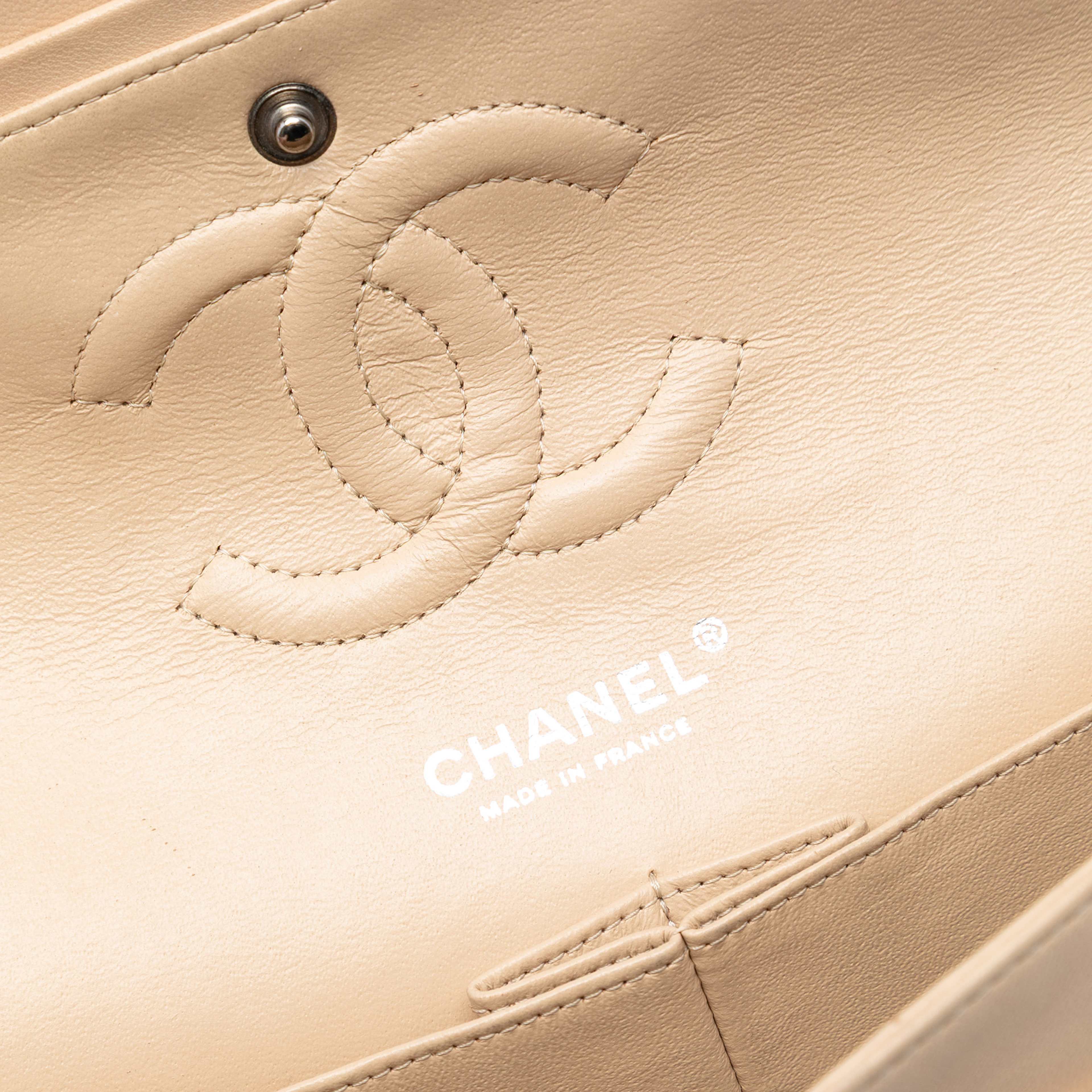 Chanel Medium Classic Lambskin Double Flap, från Luxclusif, i färgen beige. Klicka för att öppna bilden i stort format