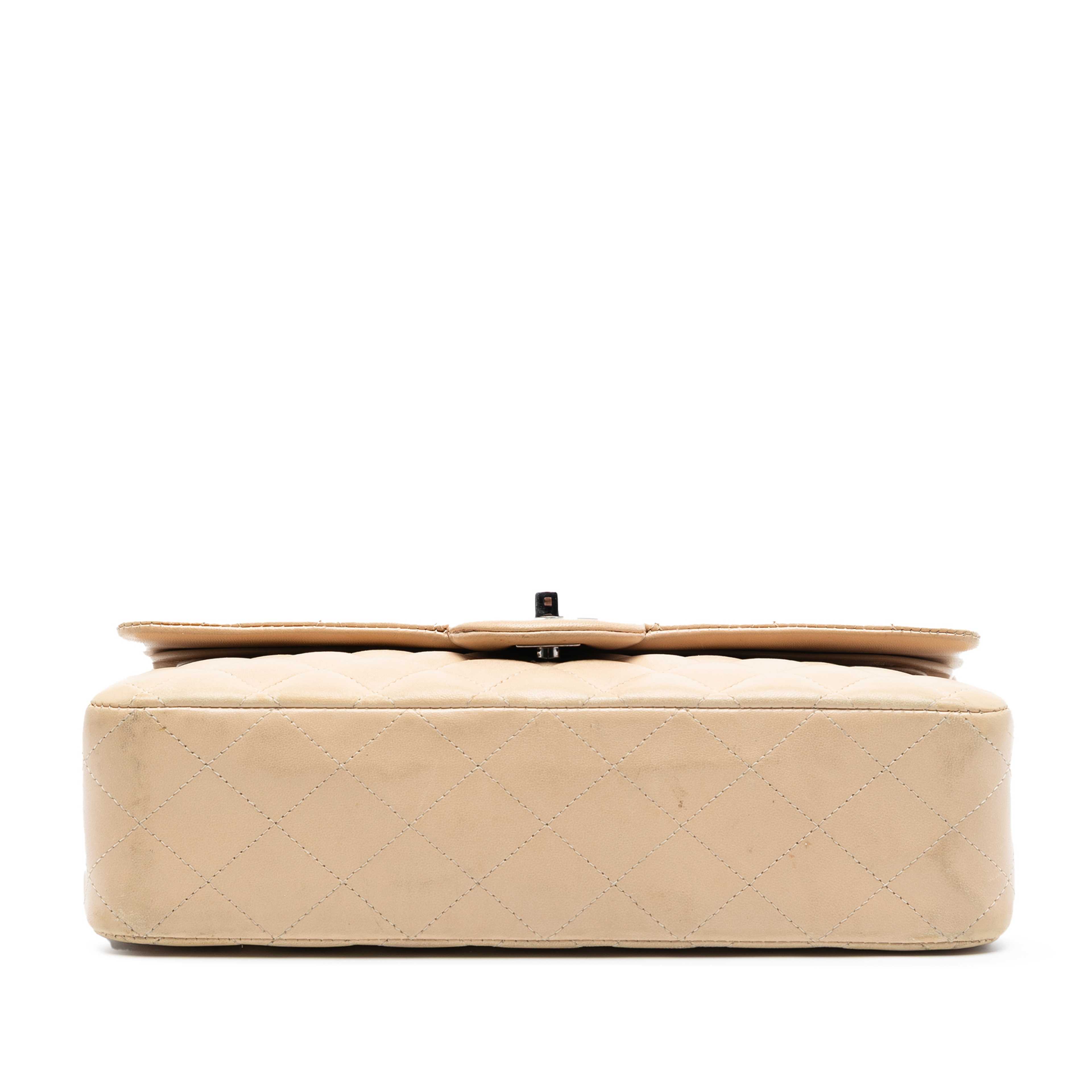 Chanel Medium Classic Lambskin Double Flap, från Luxclusif, i färgen beige. Klicka för att öppna bilden i stort format