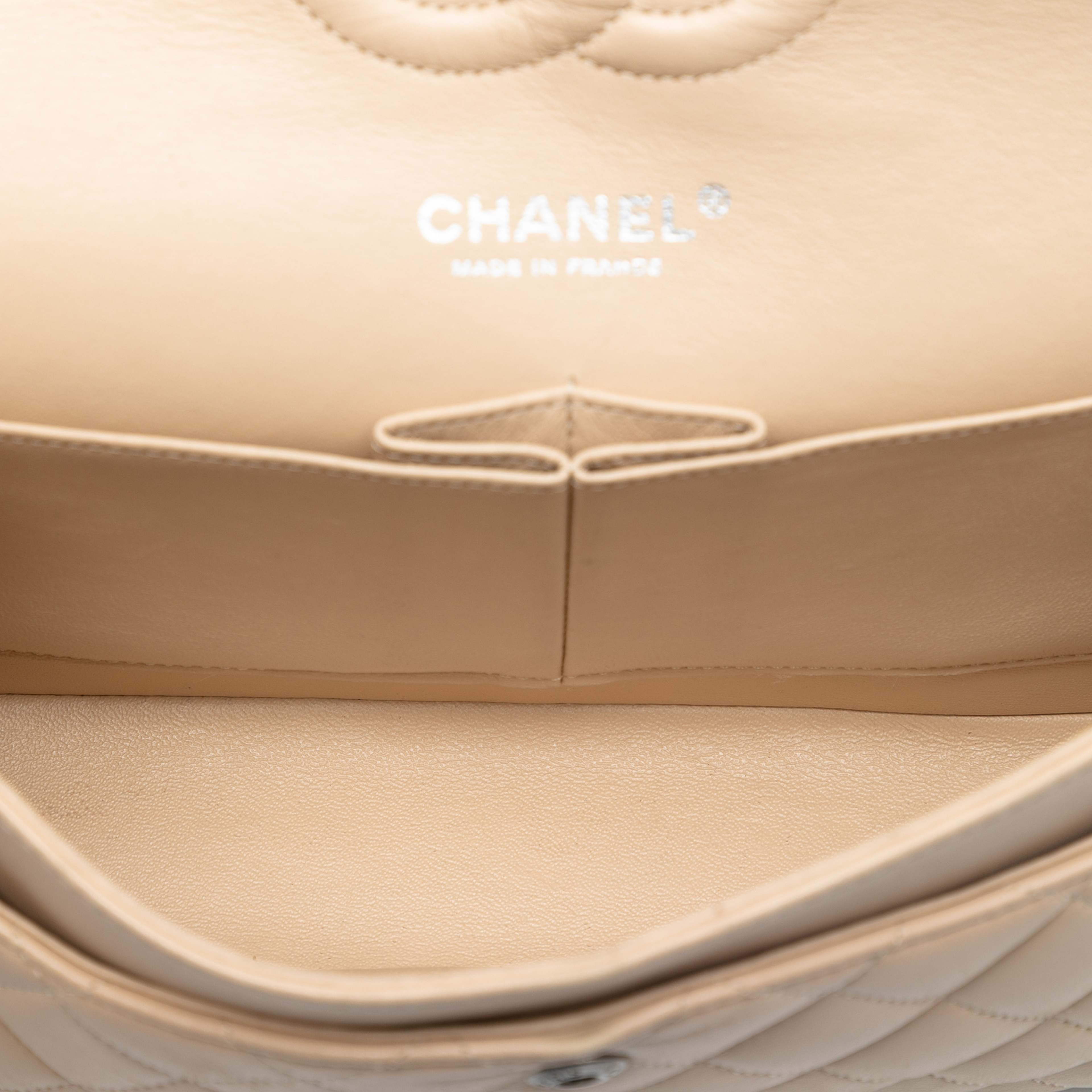 Chanel Medium Classic Lambskin Double Flap, från Luxclusif, i färgen beige. Klicka för att öppna bilden i stort format