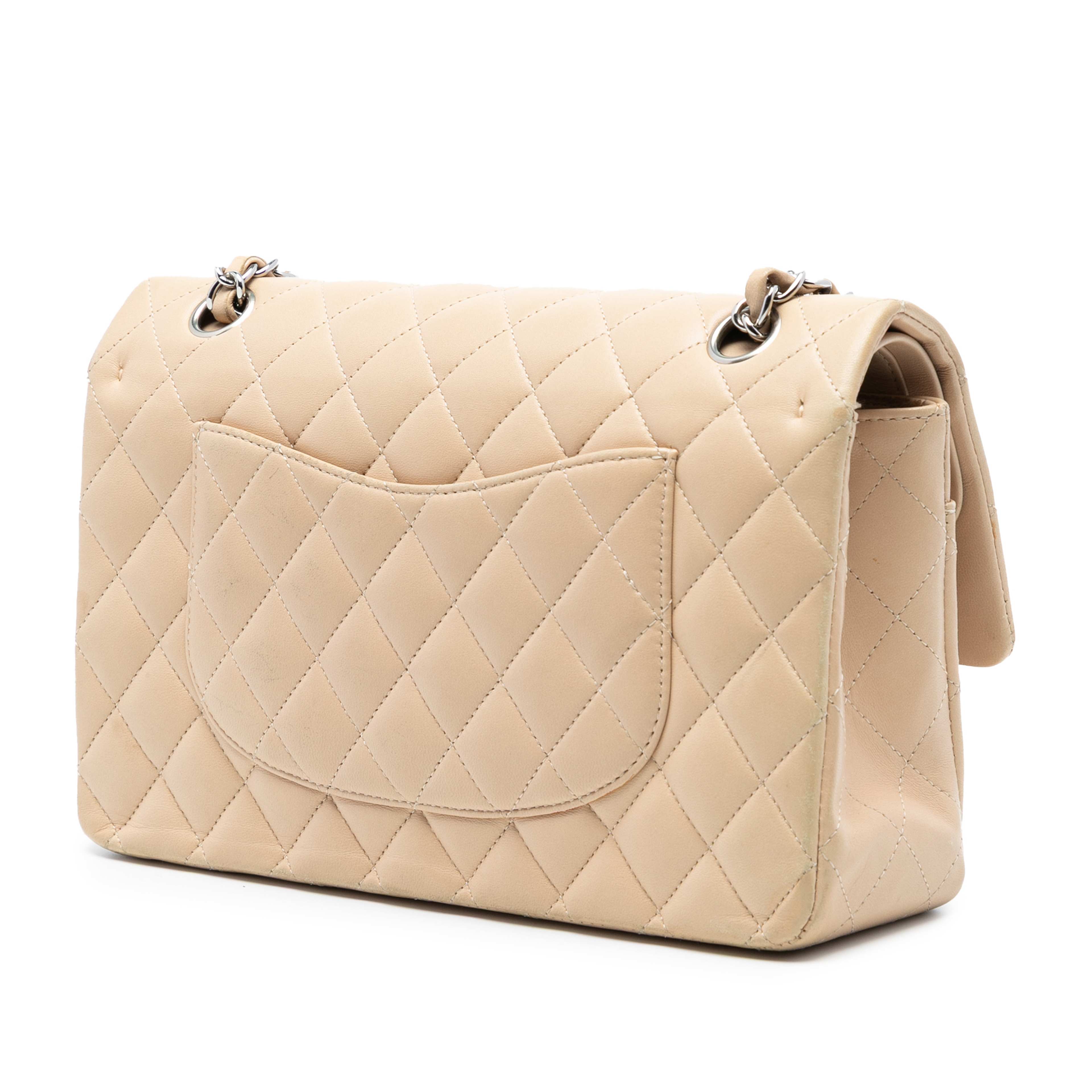 Chanel Medium Classic Lambskin Double Flap, från Luxclusif, i färgen beige. Klicka för att öppna bilden i stort format
