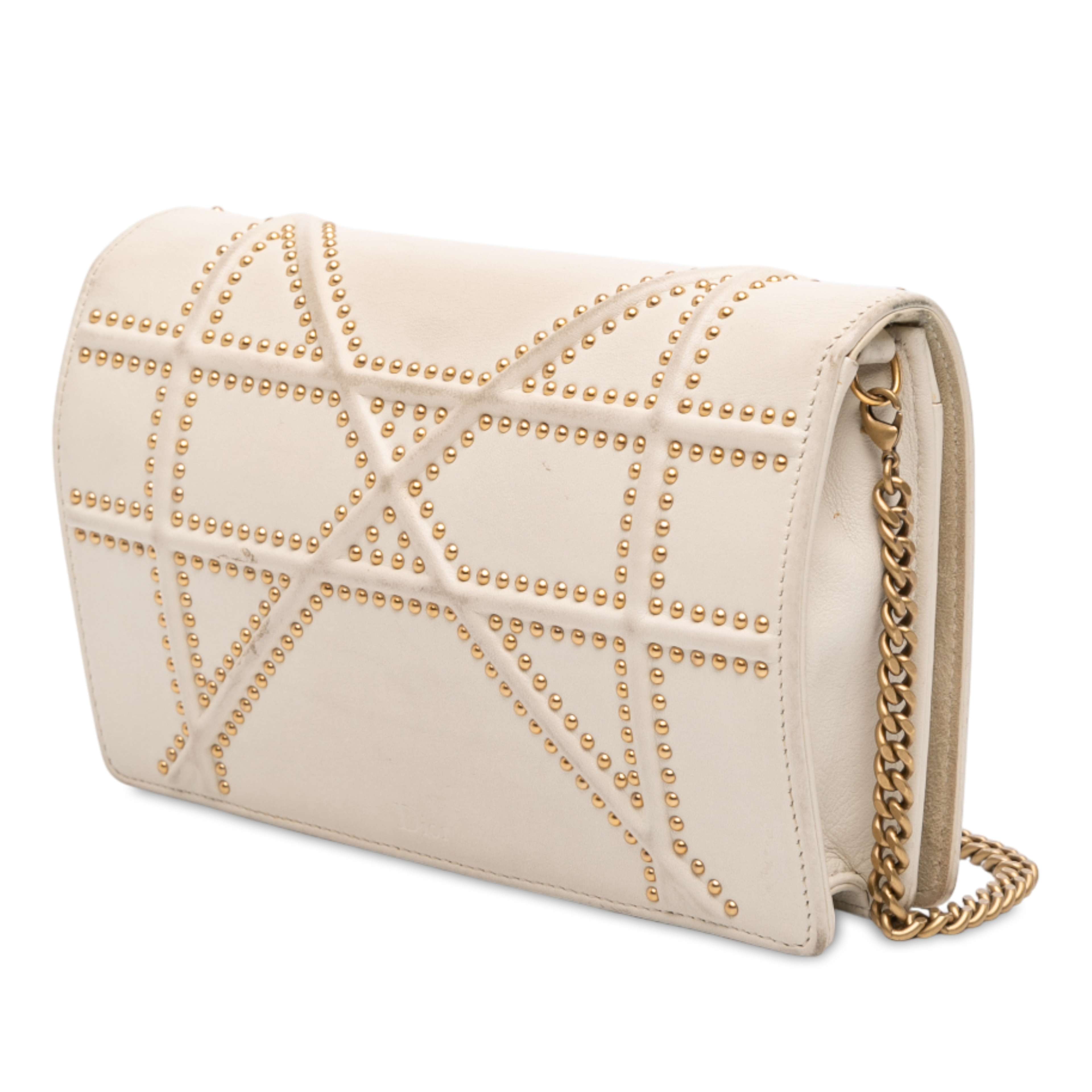 Dior Studded Lambskin Diorama Wallet On Chain, från Luxclusif, i färgen off white. Klicka för att öppna bilden i stort format