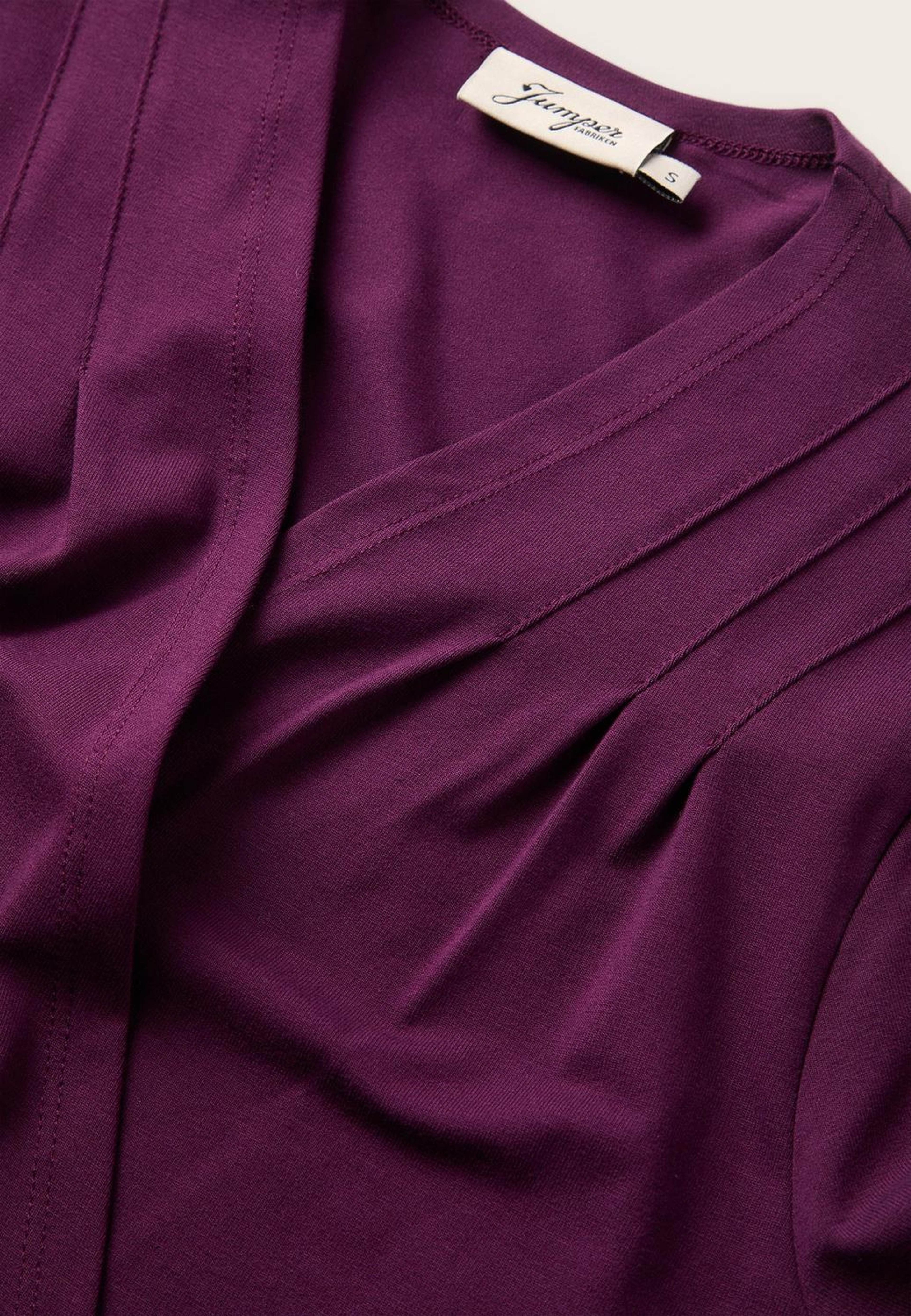 Tamara Dress, från Jumperfabriken, i färgen burgundy. Klicka för att öppna bilden i stort format