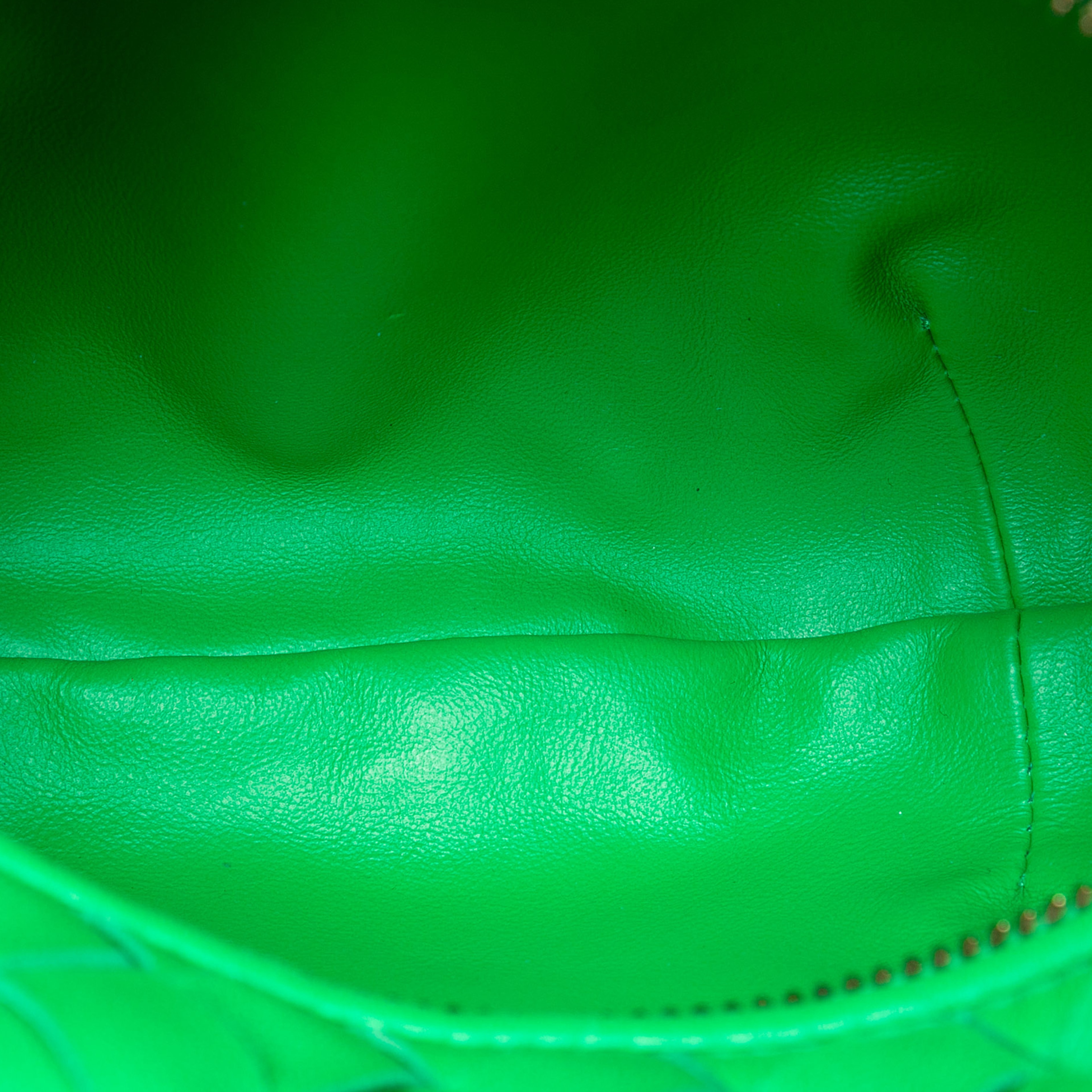 Bottega Veneta Mini Nappa Intrecciato Jodie, från Luxclusif, i färgen green. Klicka för att öppna bilden i stort format