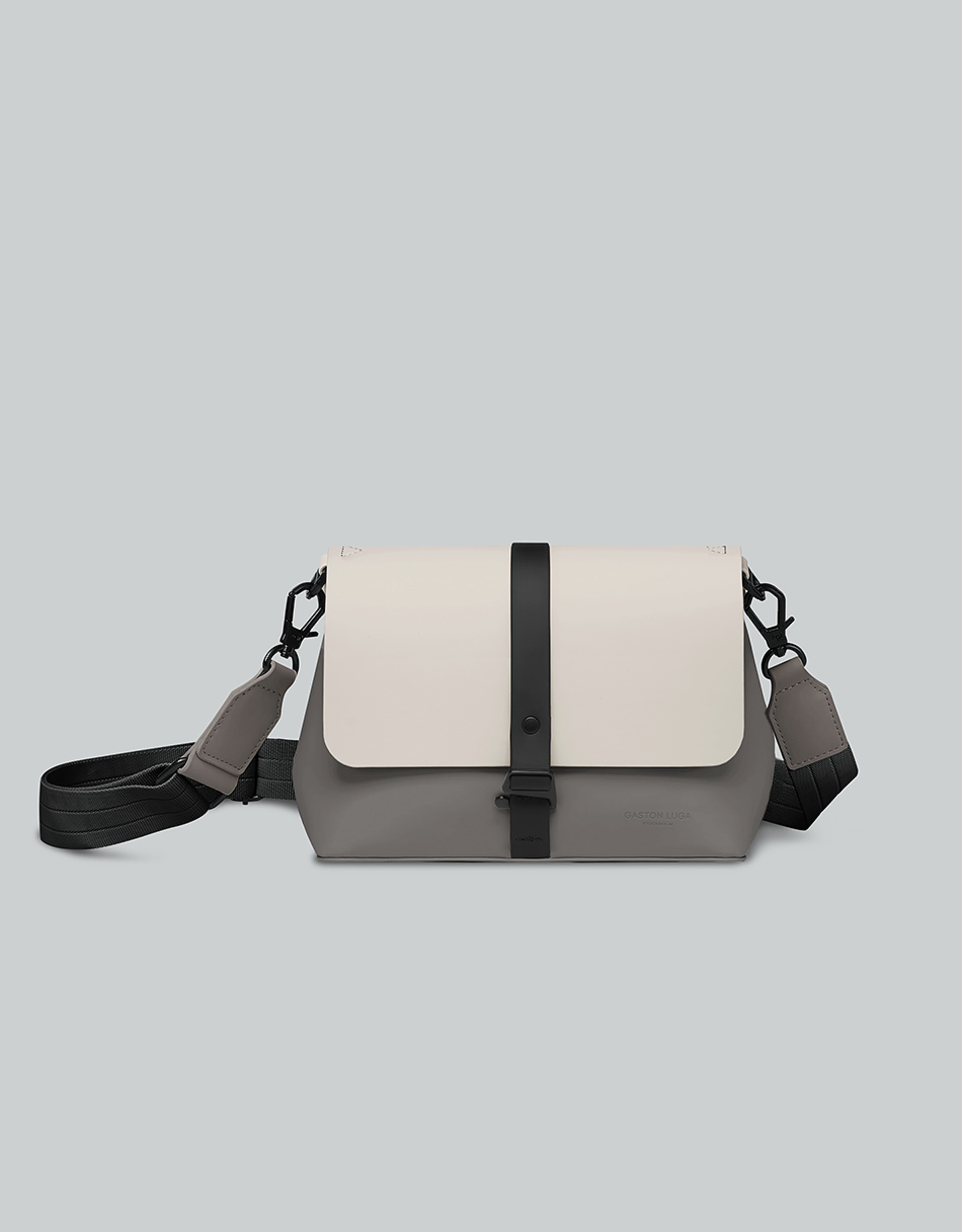 Spläsh Crossbody, från Gaston Luga, i färgen cloud cream / greige. Klicka för att öppna bilden i stort format