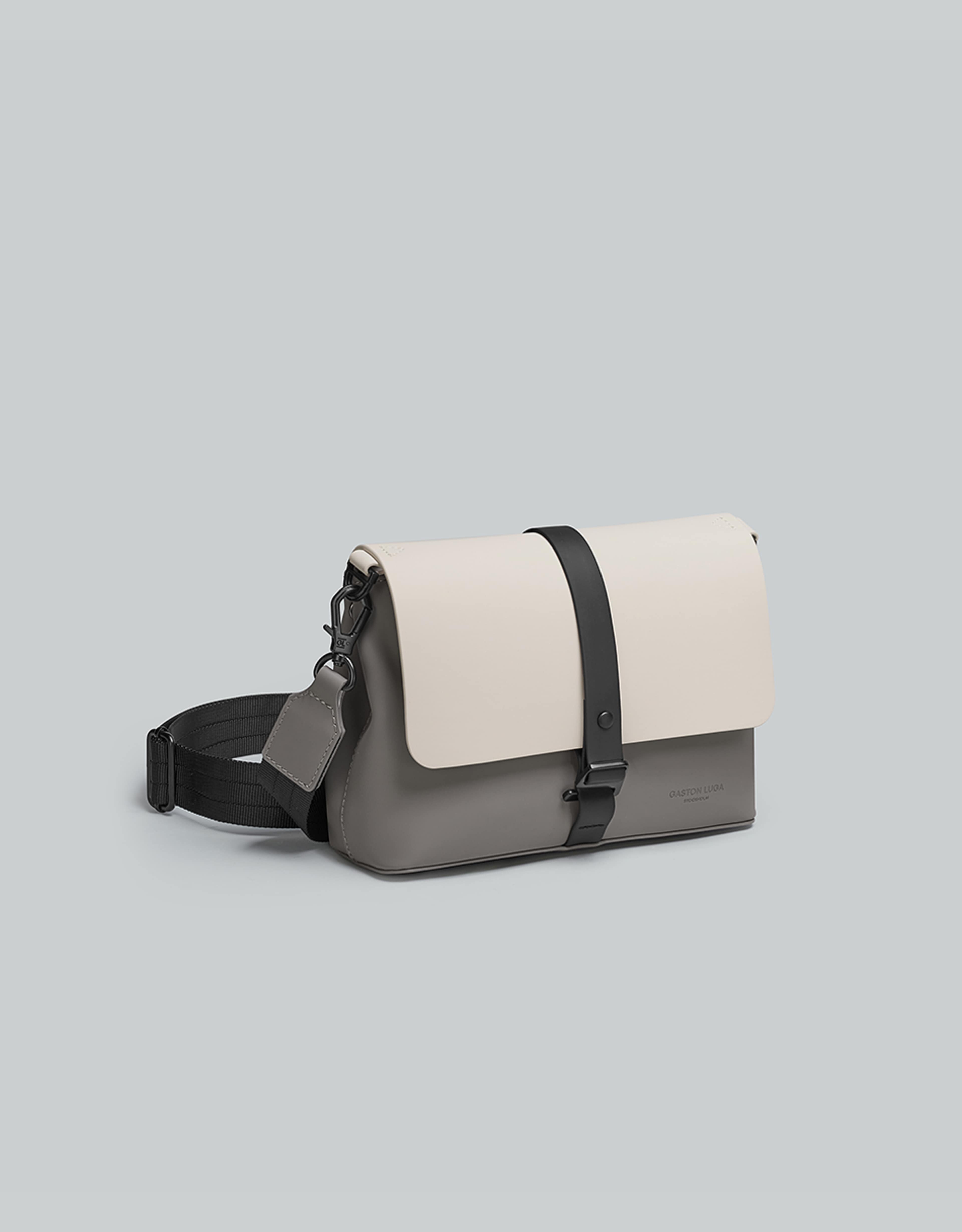 Spläsh Crossbody, från Gaston Luga, i färgen cloud cream / greige. Klicka för att öppna bilden i stort format