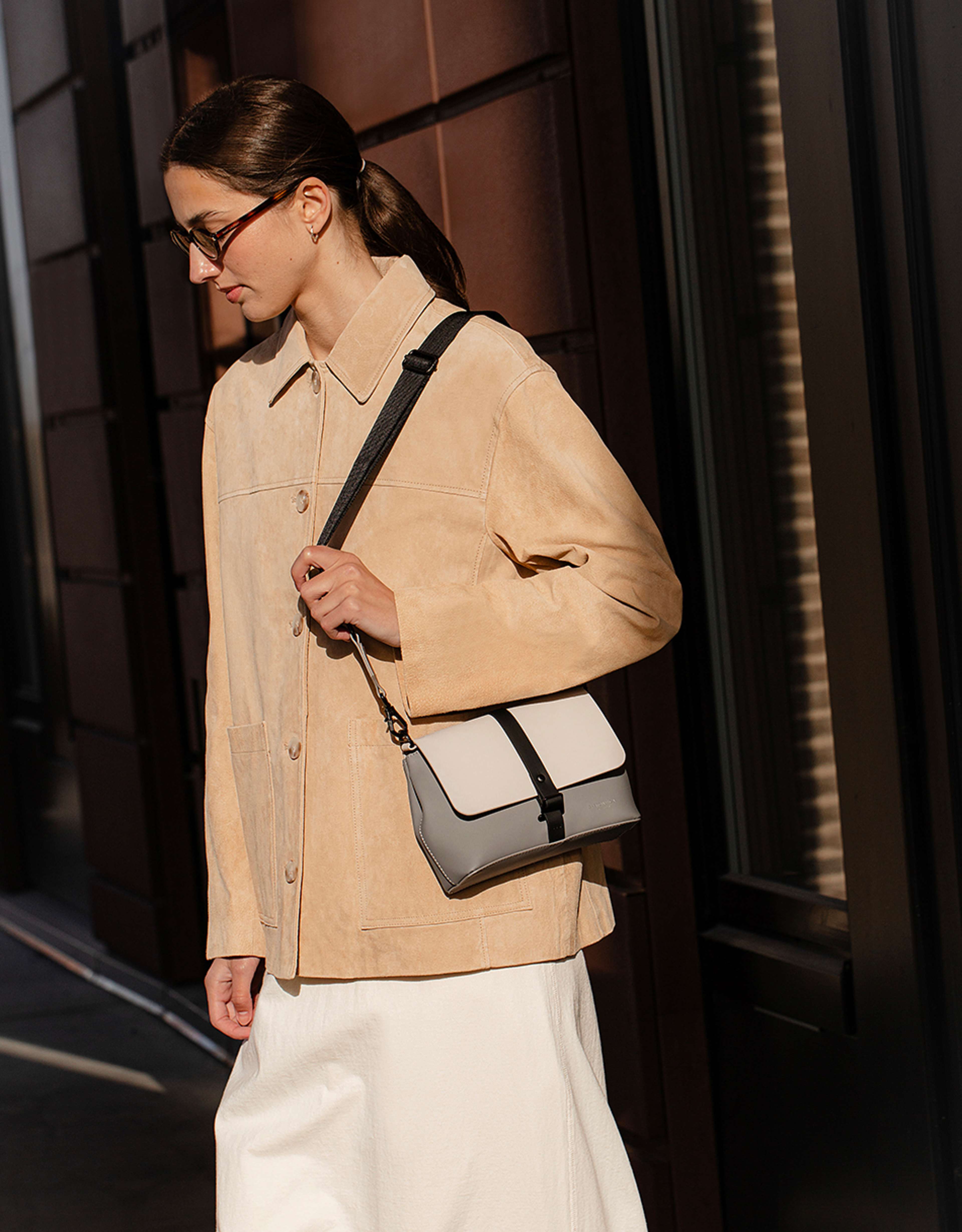 Spläsh Crossbody, från Gaston Luga, i färgen cloud cream / greige. Klicka för att öppna bilden i stort format