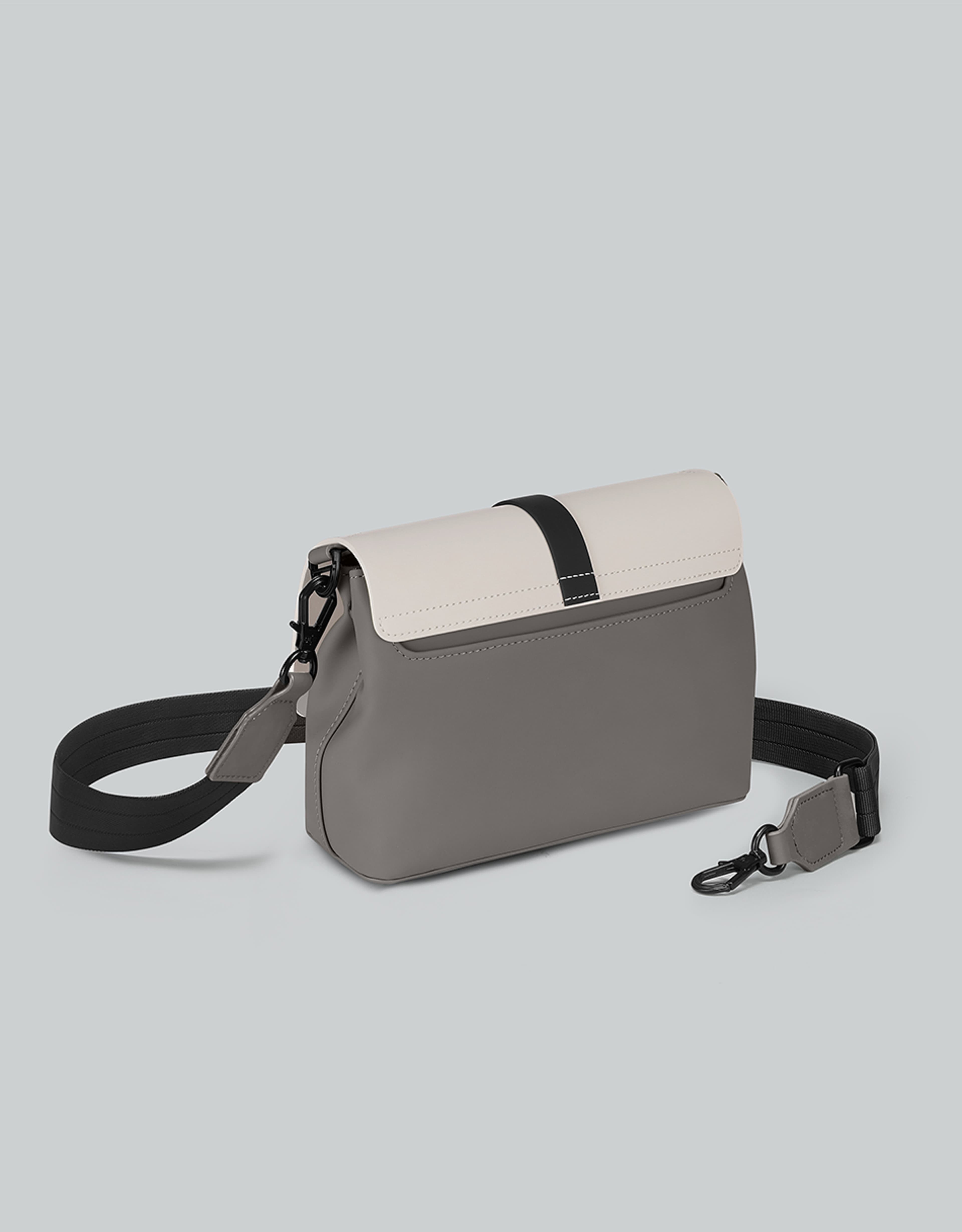Spläsh Crossbody, från Gaston Luga, i färgen cloud cream / greige. Klicka för att öppna bilden i stort format