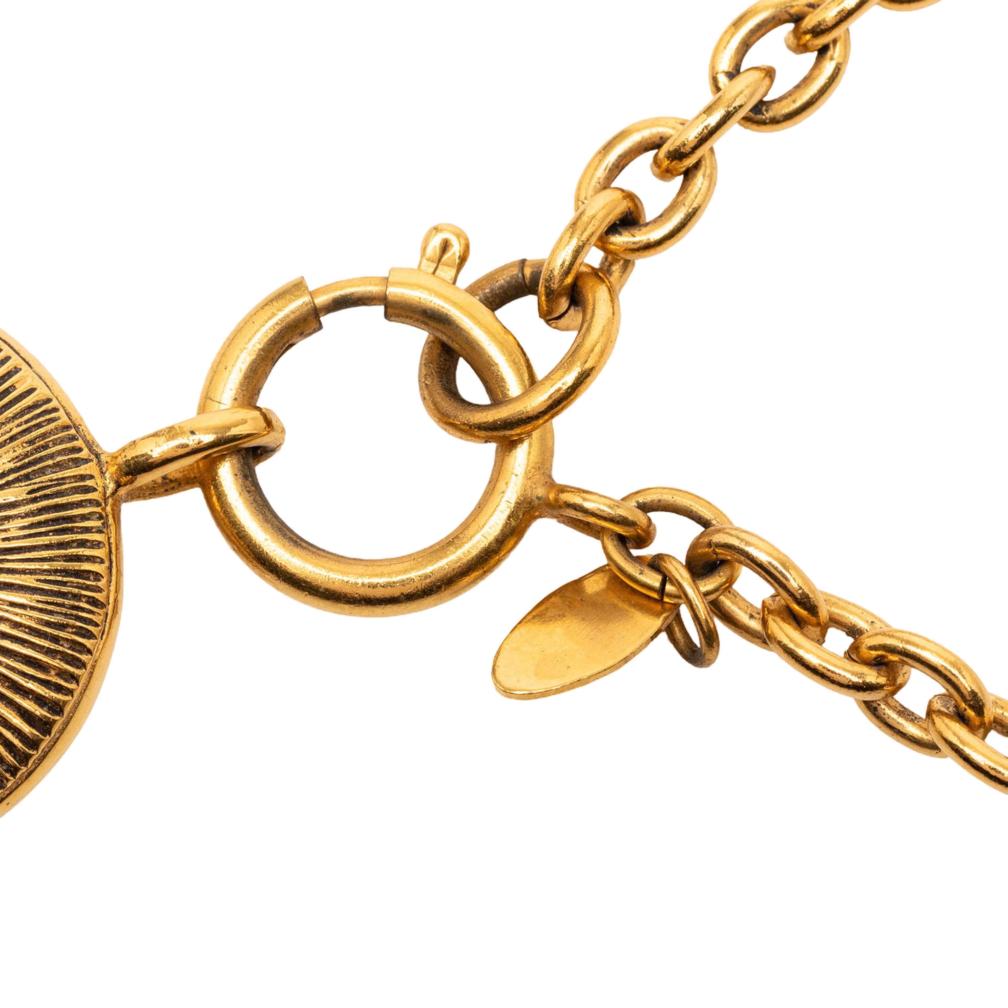 Chanel Cc Gold Plated Round Pendant Necklace, från Luxclusif, i färgen gold. Klicka för att öppna bilden i stort format