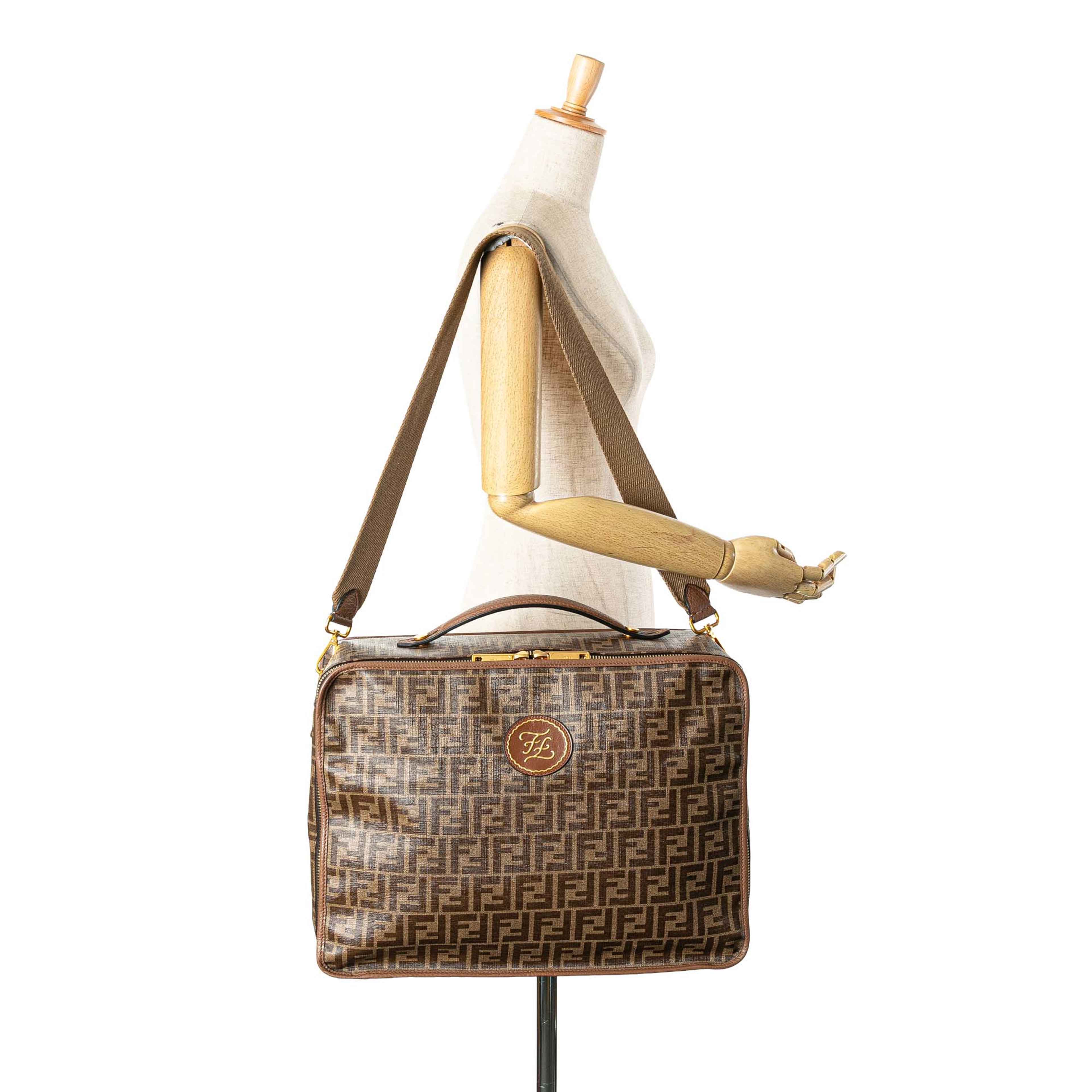 Fendi Zucca Coated Canvas Karligraphy Travel Bag, från Luxclusif, i färgen brun. Klicka för att öppna bilden i stort format
