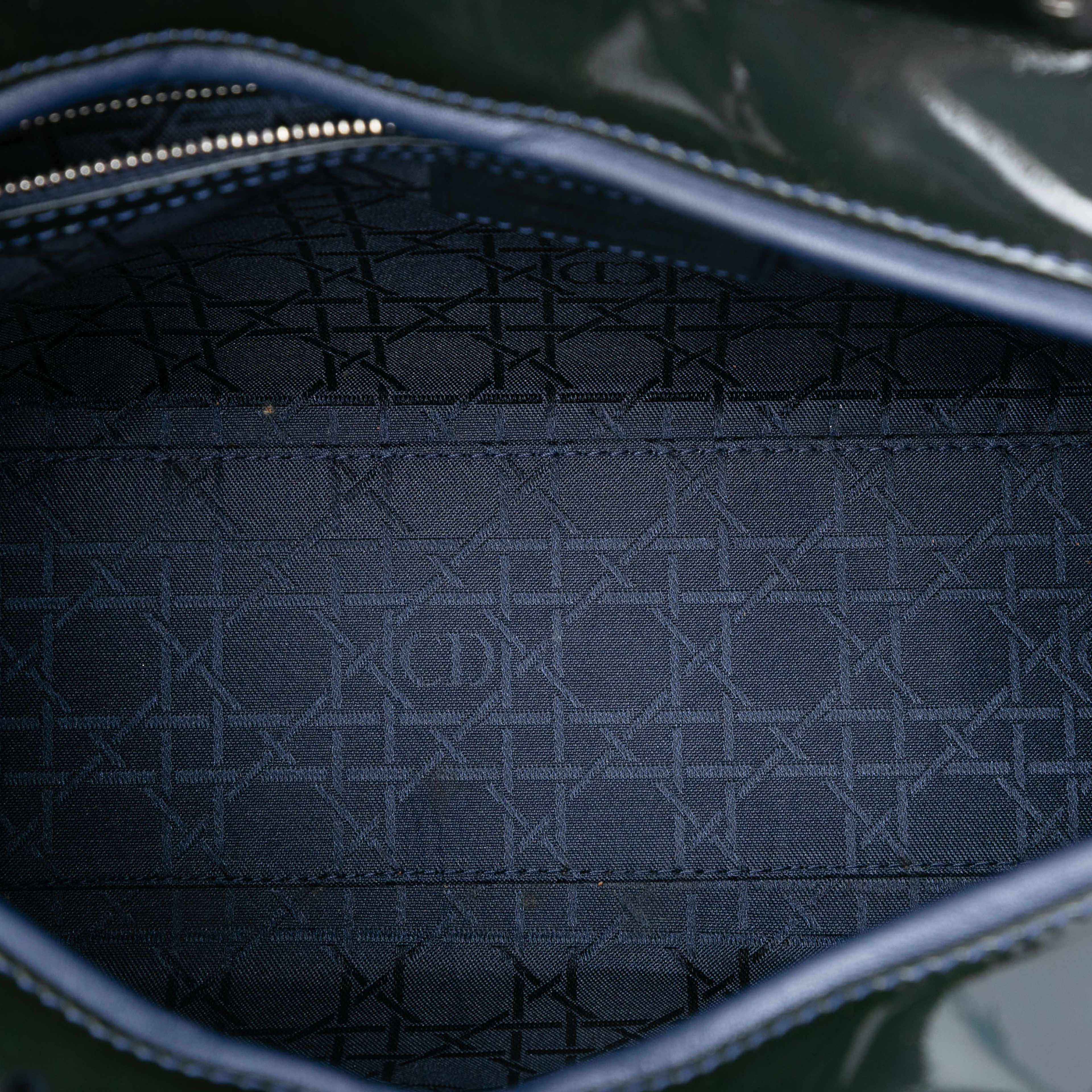 Dior Large Patent Cannage Lady Dior, från Luxclusif, i färgen navy. Klicka för att öppna bilden i stort format