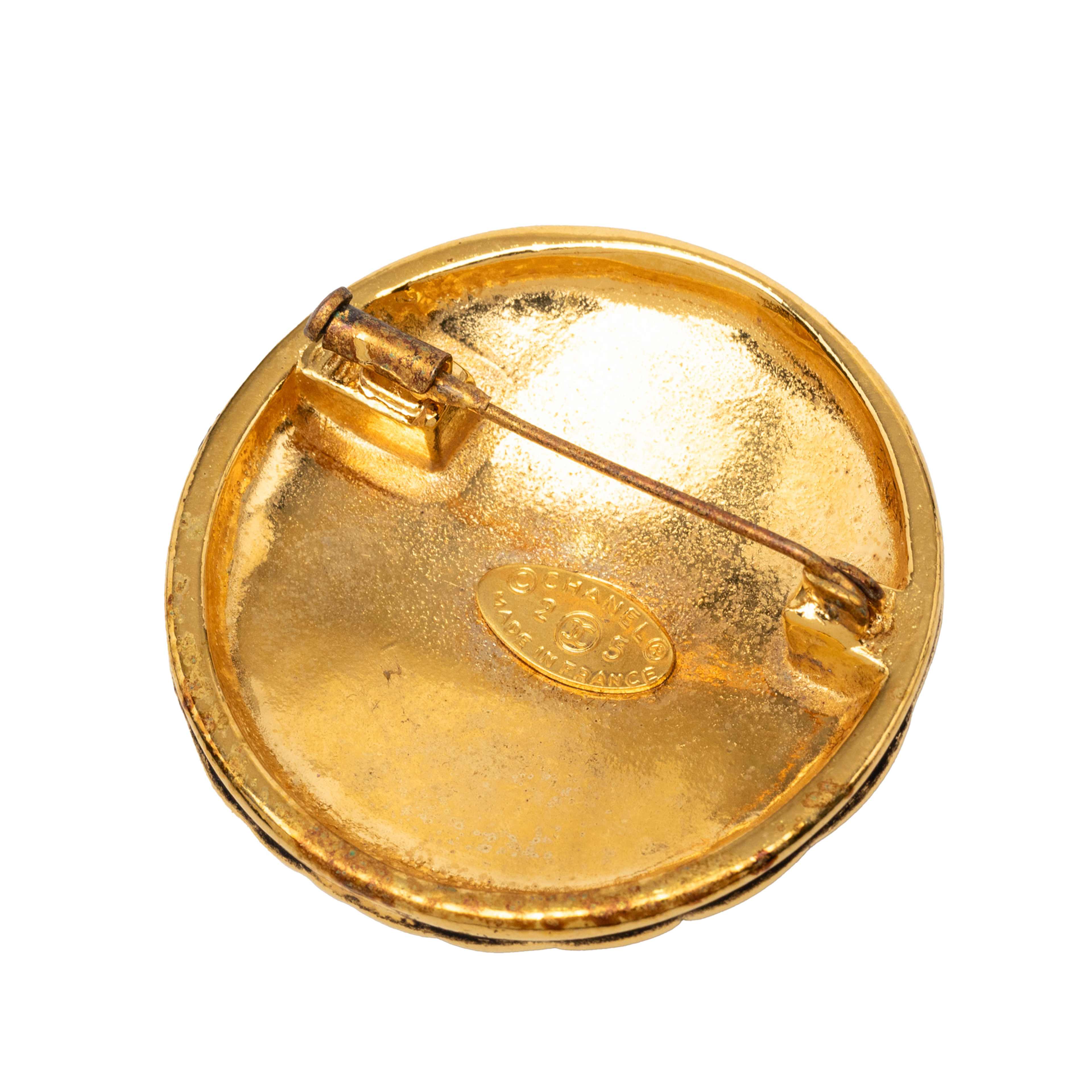 Chanel Cc Gold Plated Quilted Round Brooch, från Luxclusif, i färgen guld. Klicka för att öppna bilden i stort format