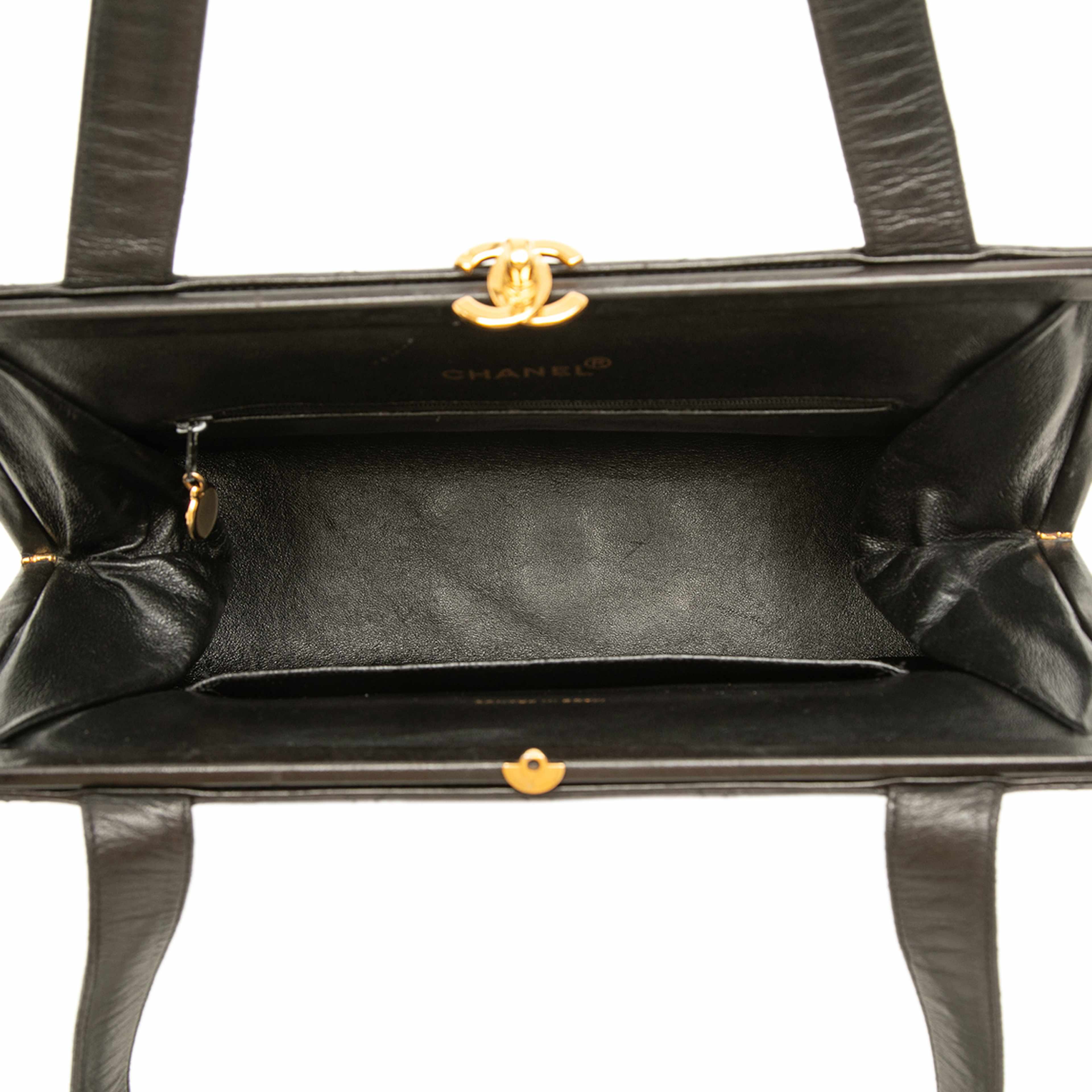 Chanel Cc Quilted Lambskin Kiss Lock Frame Shoulder Bag, från Luxclusif, i färgen svart. Klicka för att öppna bilden i stort format