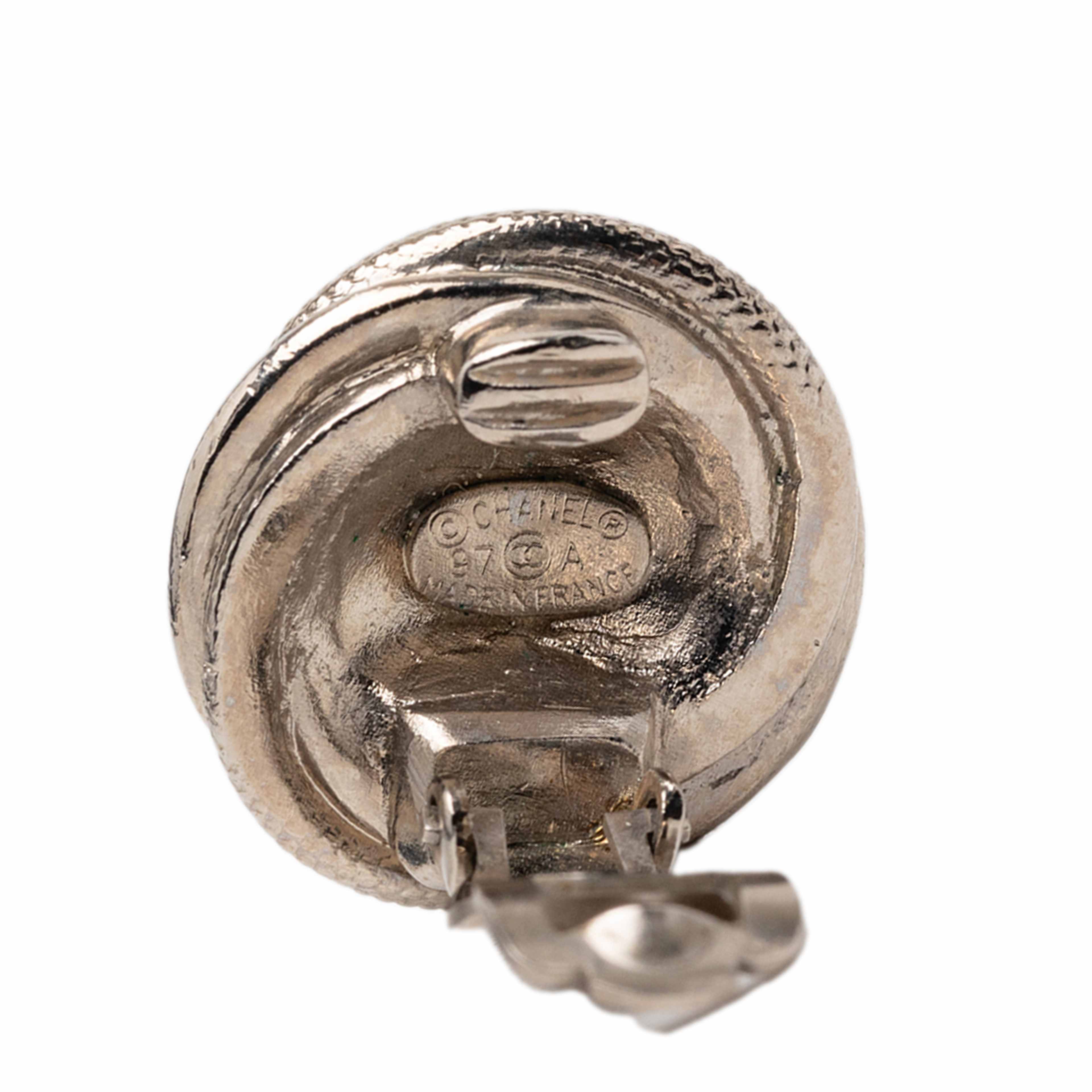 Chanel Cc Silver Plated Round Clip On Earrings, från Luxclusif, i färgen silver. Klicka för att öppna bilden i stort format