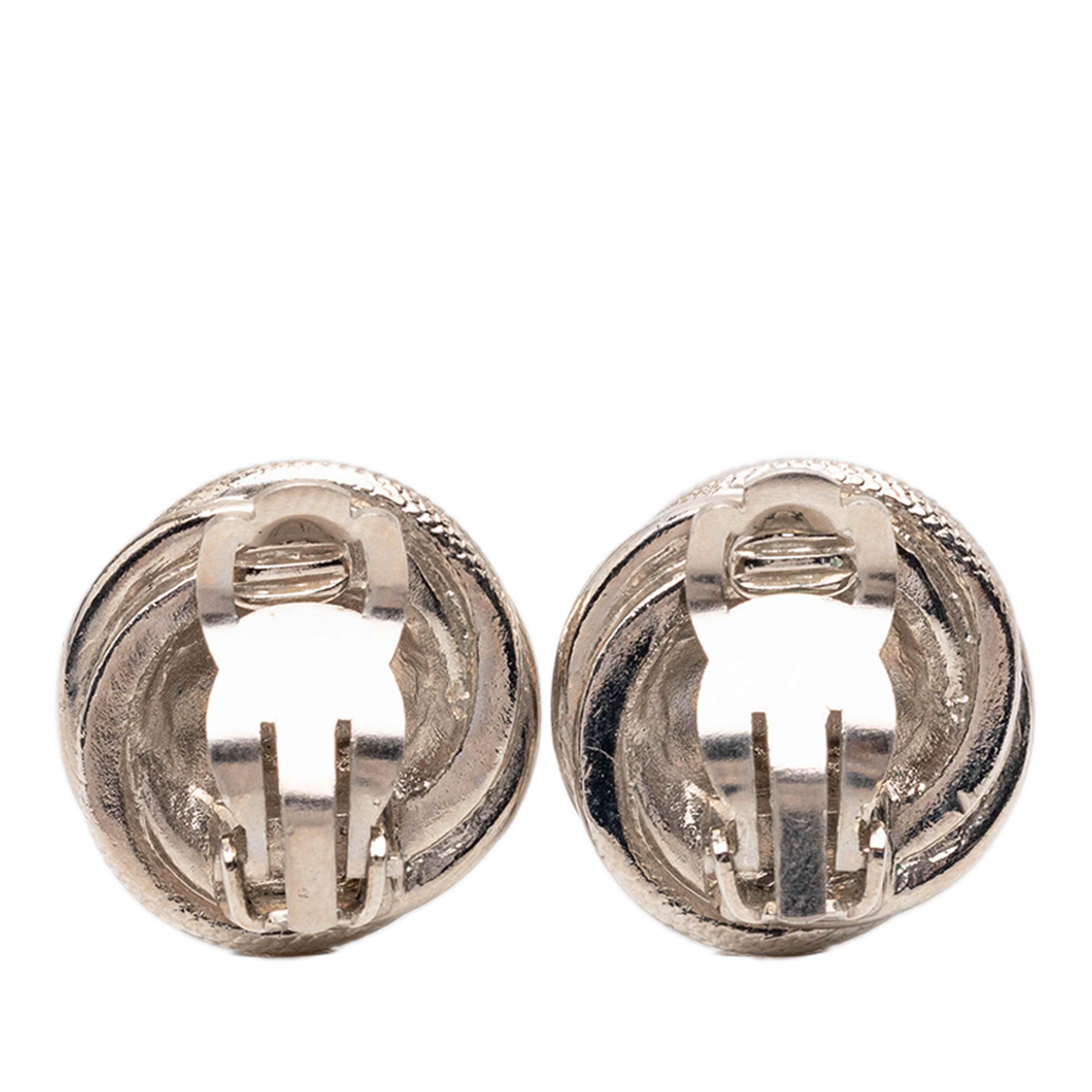 Chanel Cc Silver Plated Round Clip On Earrings, från Luxclusif, i färgen silver. Klicka för att öppna bilden i stort format