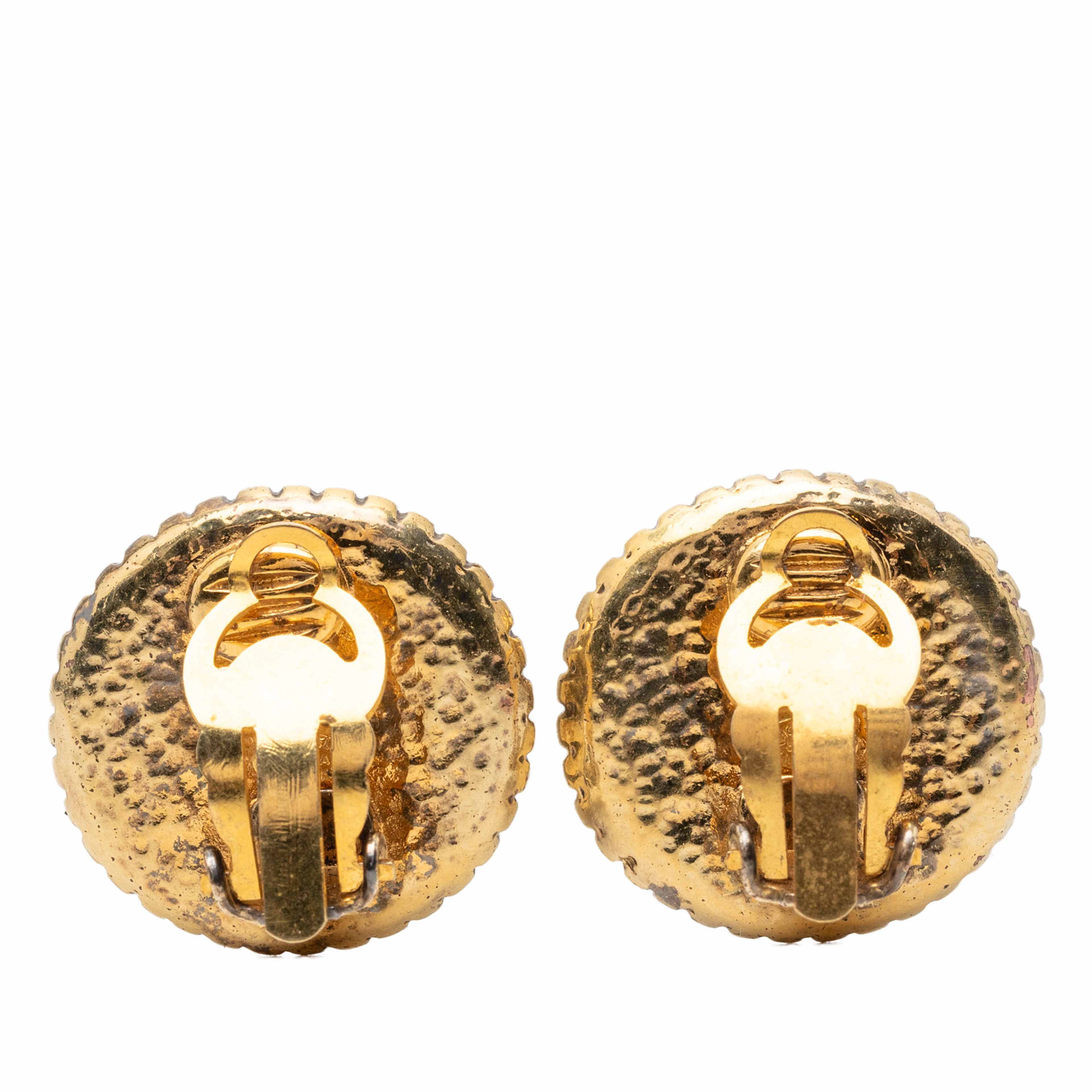 Chanel Cc Gold Plated Round Clip On Earrings, från Luxclusif, i färgen gold. Klicka för att öppna bilden i stort format