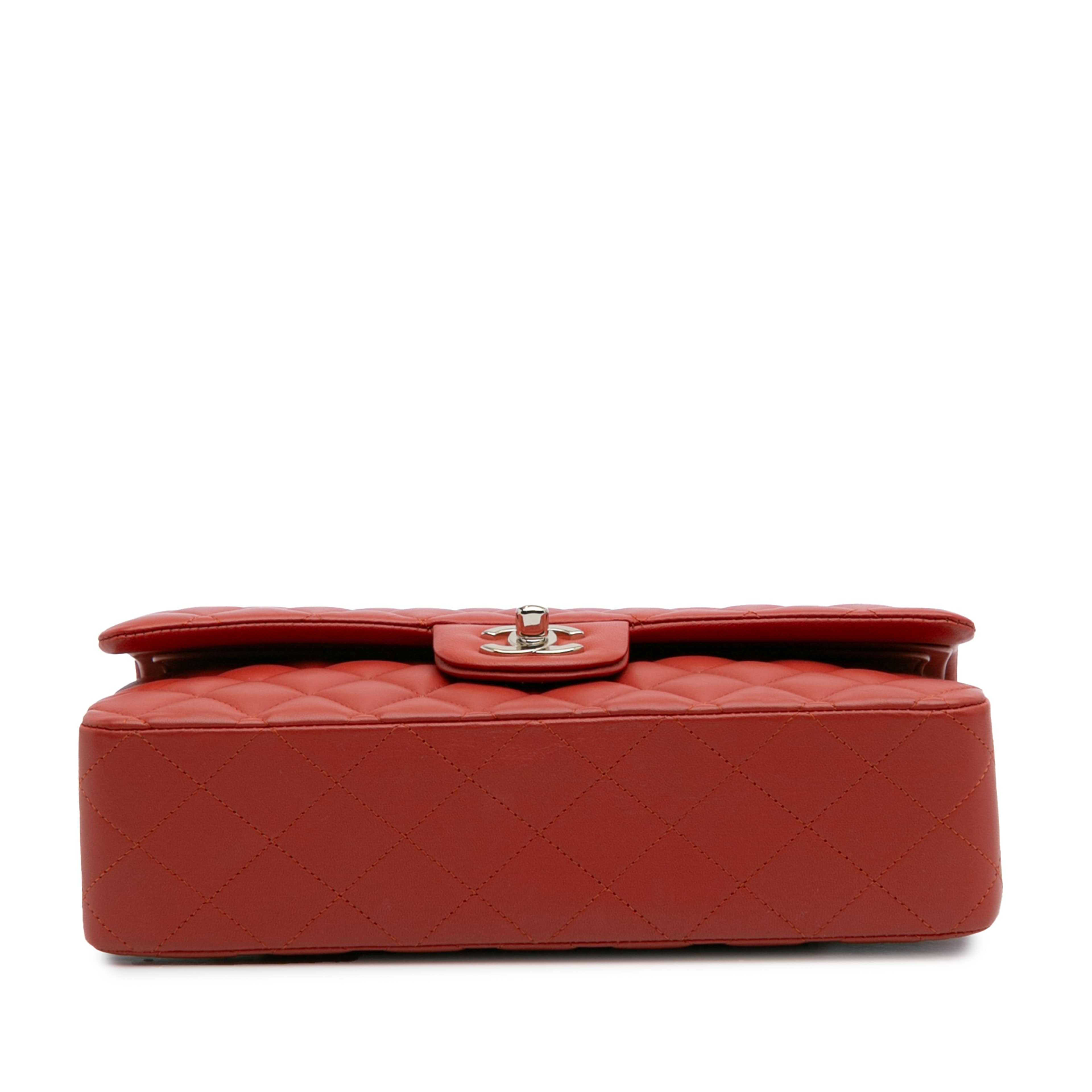 Chanel Medium Classic Lambskin Double Flap, från Luxclusif, i färgen red. Klicka för att öppna bilden i stort format