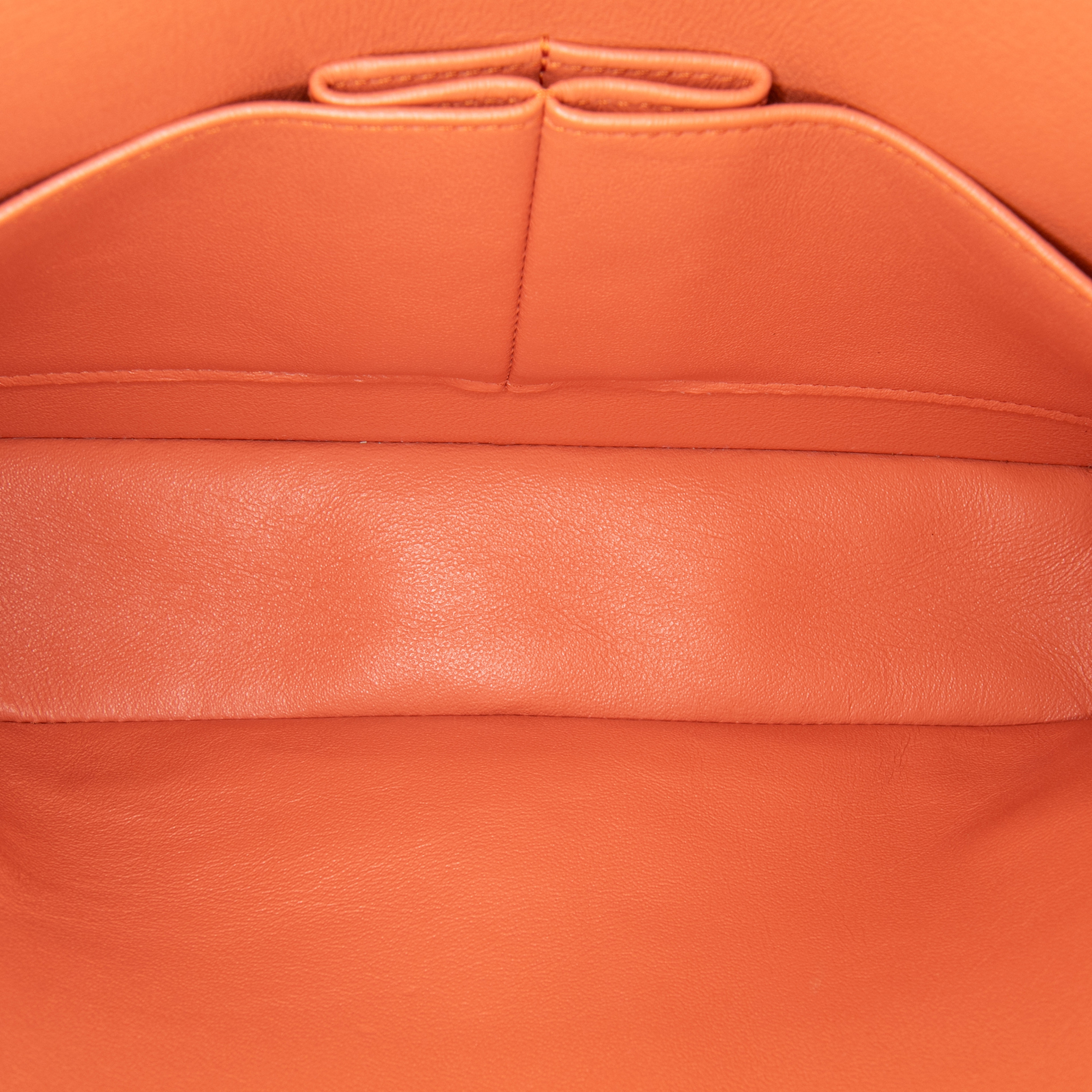 Chanel Medium Classic Lambskin Double Flap, från Luxclusif, i färgen red. Klicka för att öppna bilden i stort format