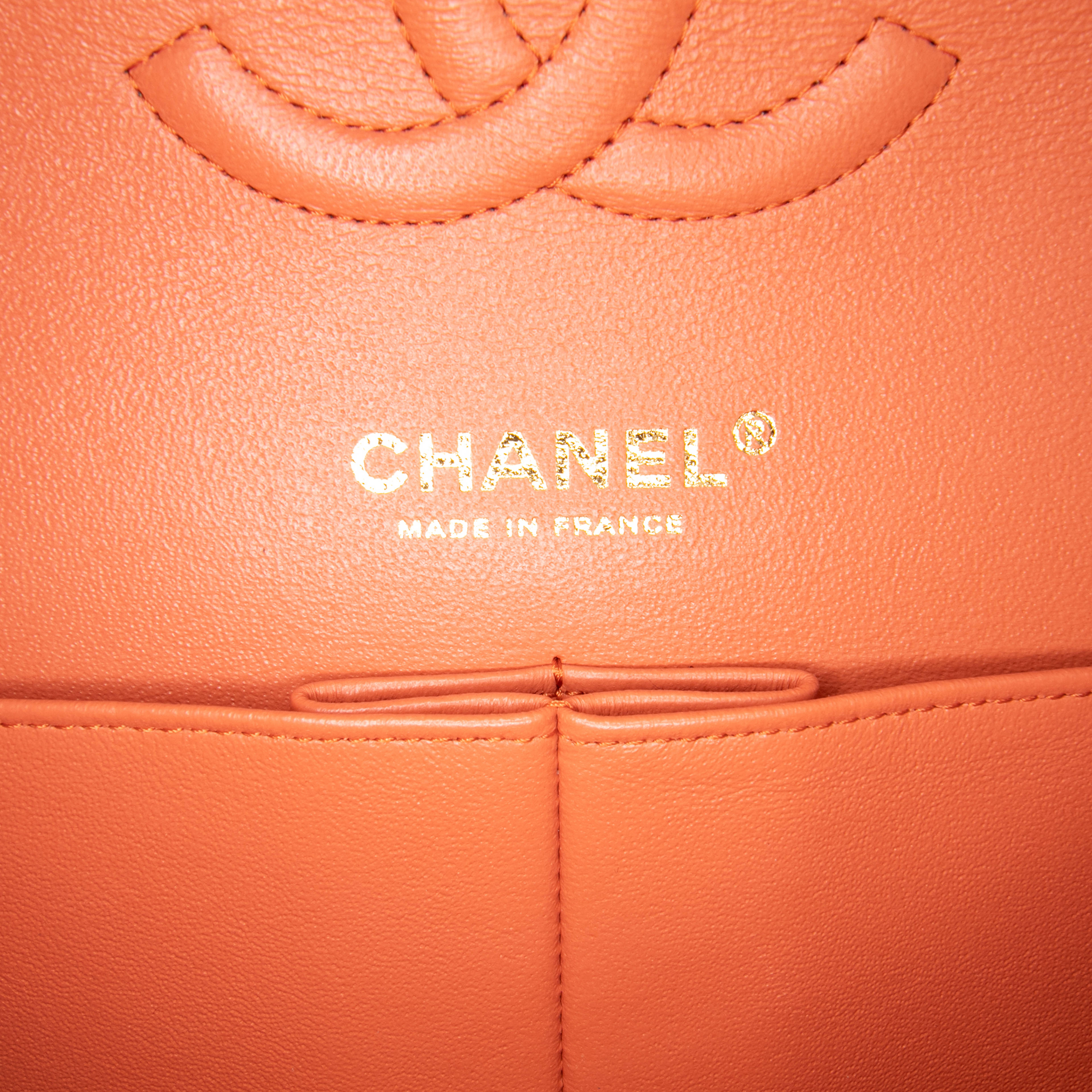 Chanel Medium Classic Lambskin Double Flap, från Luxclusif, i färgen red. Klicka för att öppna bilden i stort format