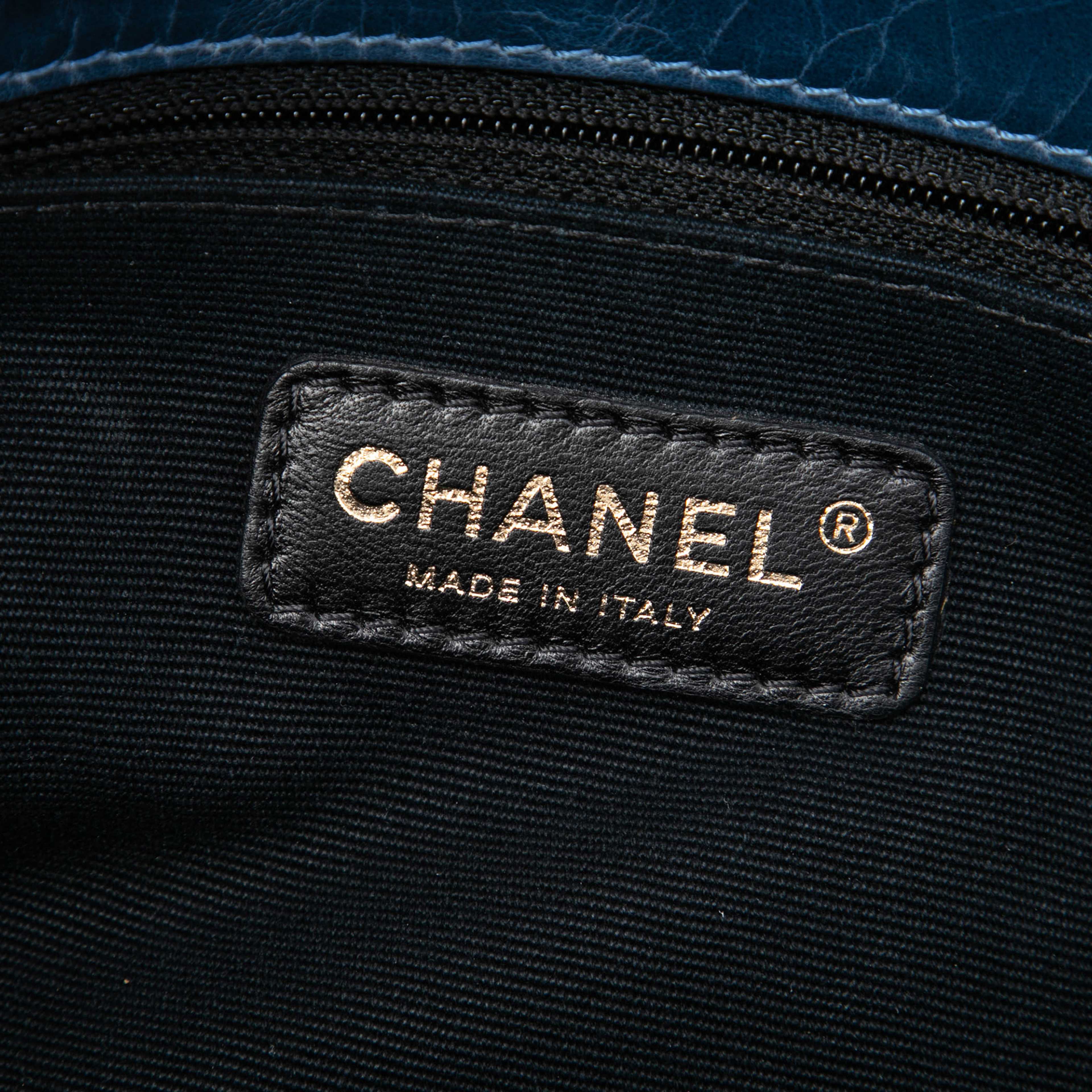 Chanel Quilted Aged Calfskin Reissue 2.55 Shoulder Bag, från Luxclusif, i färgen blå. Klicka för att öppna bilden i stort format
