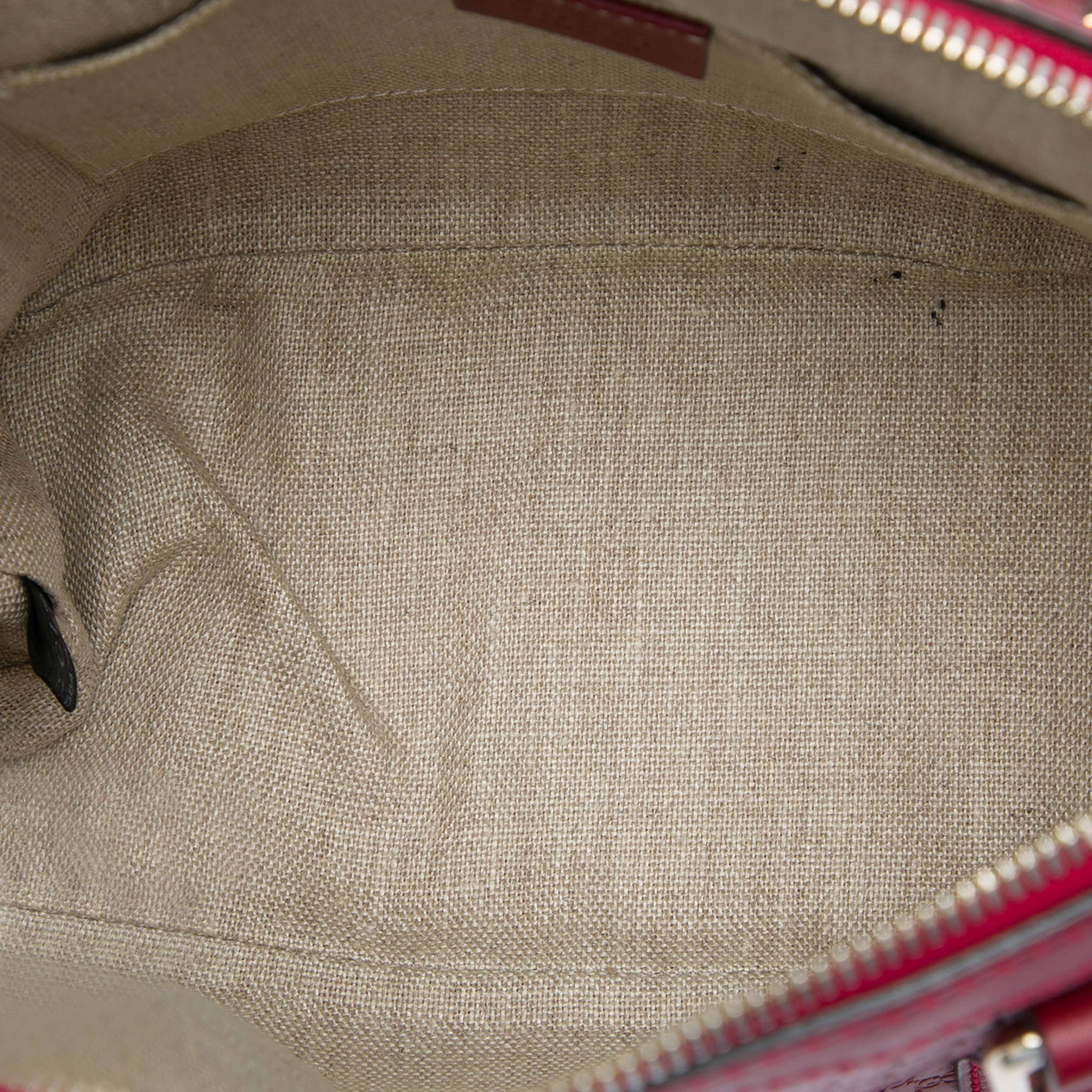Gucci Mini Microguccissima Dome Satchel, från Luxclusif, i färgen röd. Klicka för att öppna bilden i stort format
